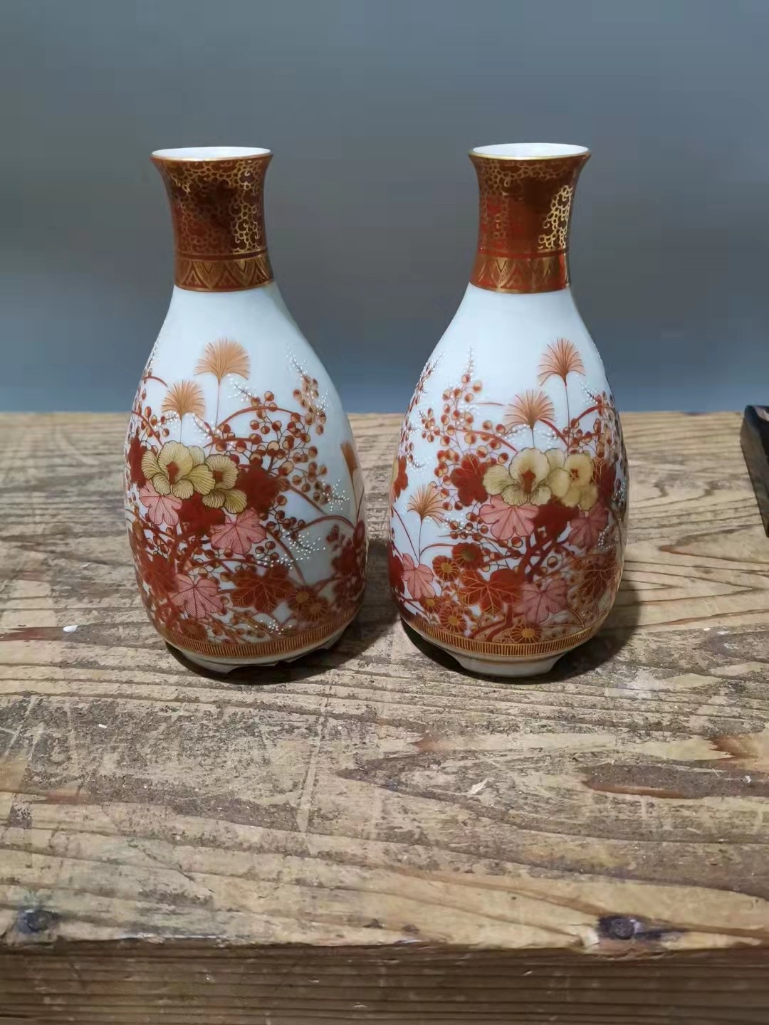 千器雅集—日本回流瓷器臻藏 大正时期（民国早期）手绘描金九谷烧德利酒瓶花瓶一对