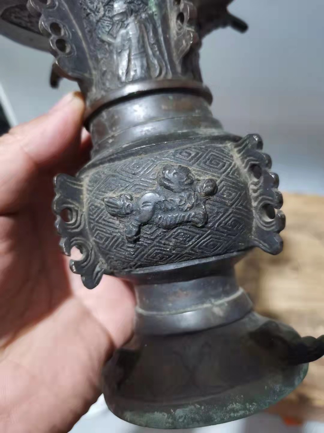 千器雅集—日本回流铜器臻藏 日本回流古董铜器——江户时期浮雕狮子纹青铜觚铜花斛