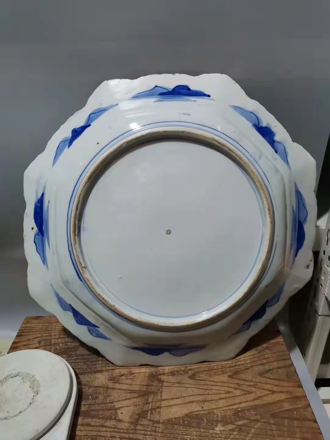 千器雅集—日本回流瓷器臻藏 大正昭和早期（清代民国）满工满绘支钉烧——青花山水人物大赏盘