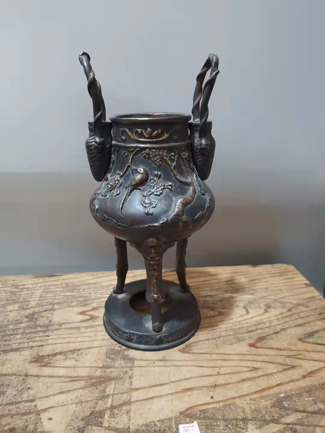 千器雅集—日本回流铜器臻藏 日本回流  昭和时期铜器——浮雕冲天耳三兽腿铜香炉