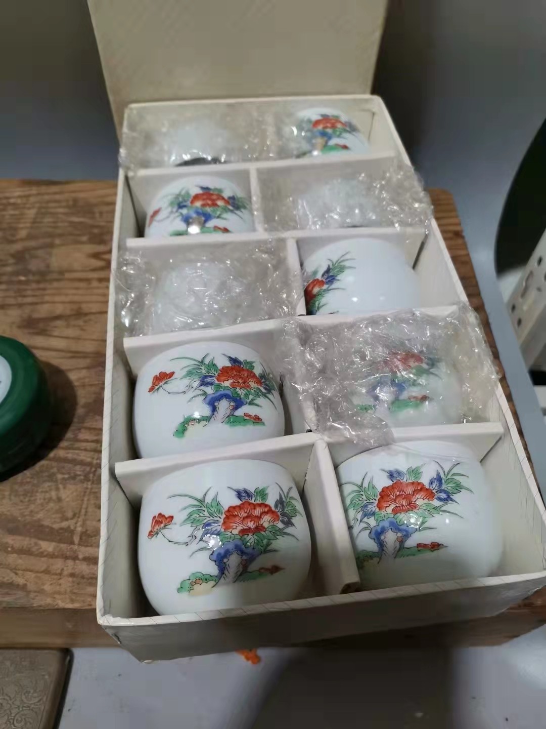 千器雅集—日本回流瓷器臻藏 原盒带底款——昭和时期手绘花卉纹茶杯     一套10个