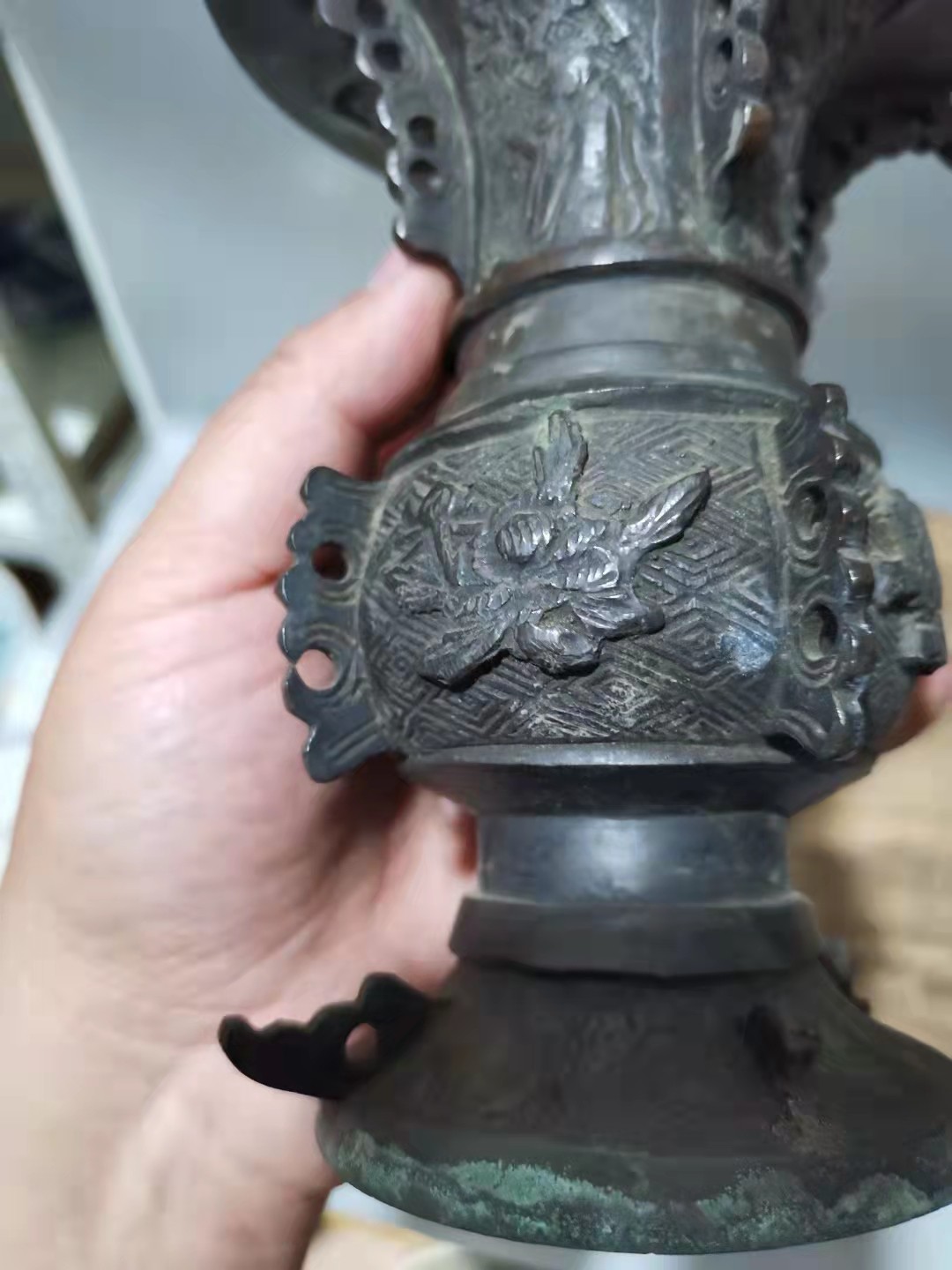 千器雅集—日本回流铜器臻藏 日本回流古董铜器——江户时期浮雕狮子纹青铜觚铜花斛