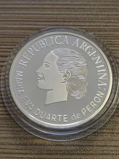 【海寧潮】拍卖第十二期 - 【海寧潮】少见阿根廷2002年贝隆夫人50周年25克纪念银币带证书