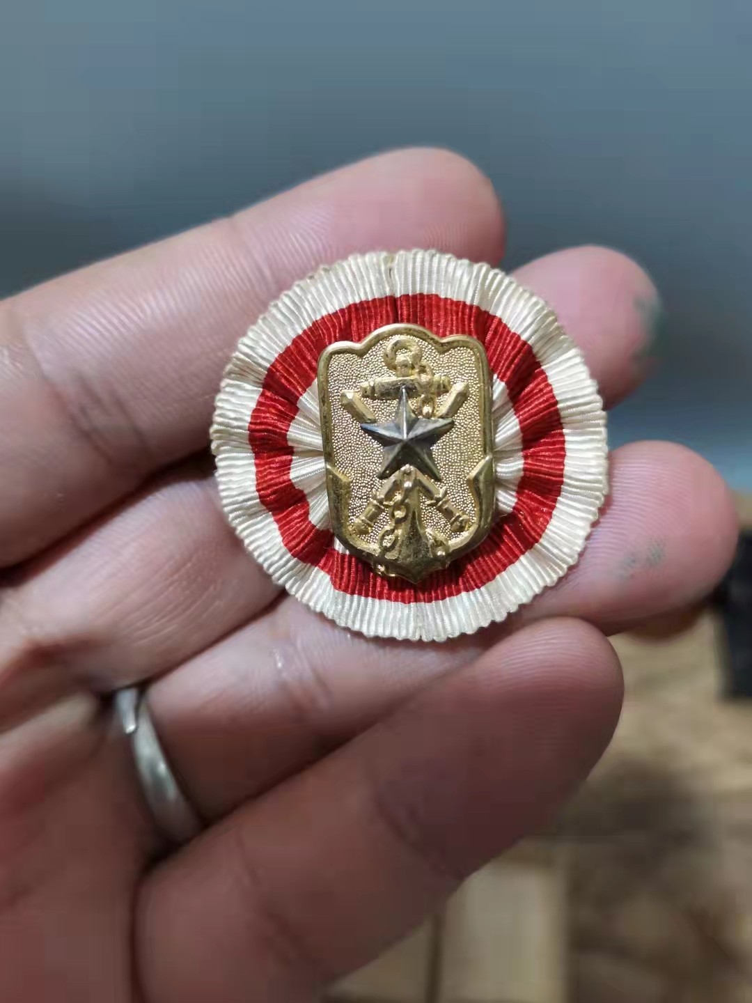 千器雅集—日本回流铜器臻藏 铜镀金带原盒——二战日本在乡军人会名誉会员章