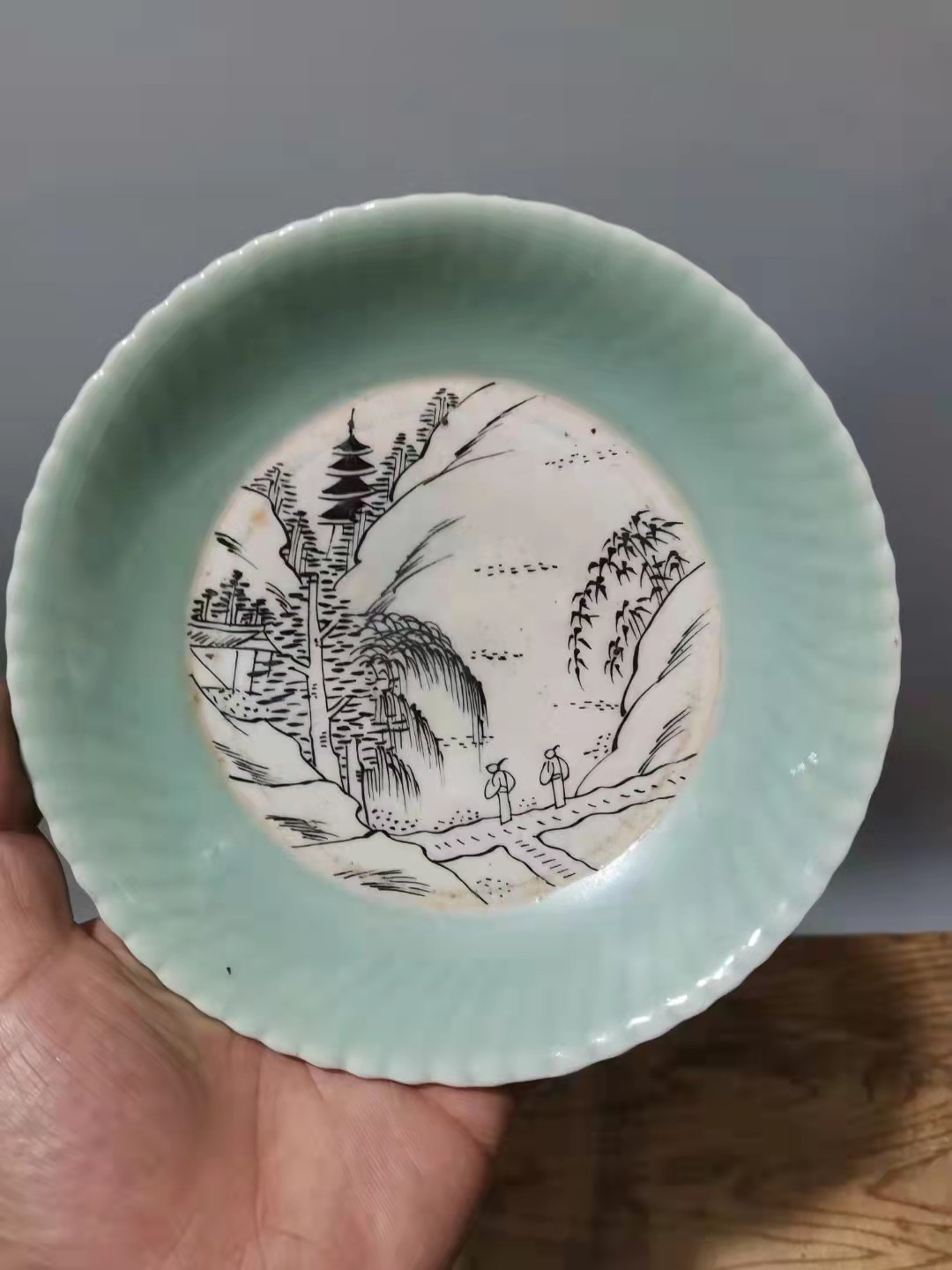 千器雅集—日本回流瓷器臻藏 明治时期豆青釉青瓷墨彩山水高士盘