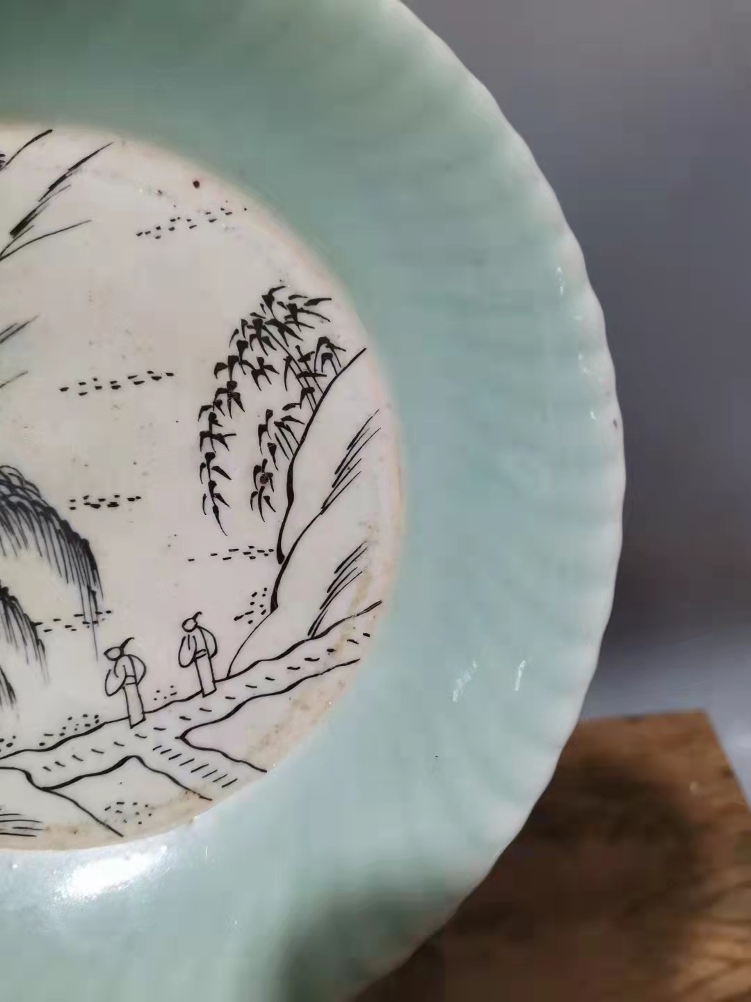 千器雅集—日本回流瓷器臻藏 明治时期豆青釉青瓷墨彩山水高士盘