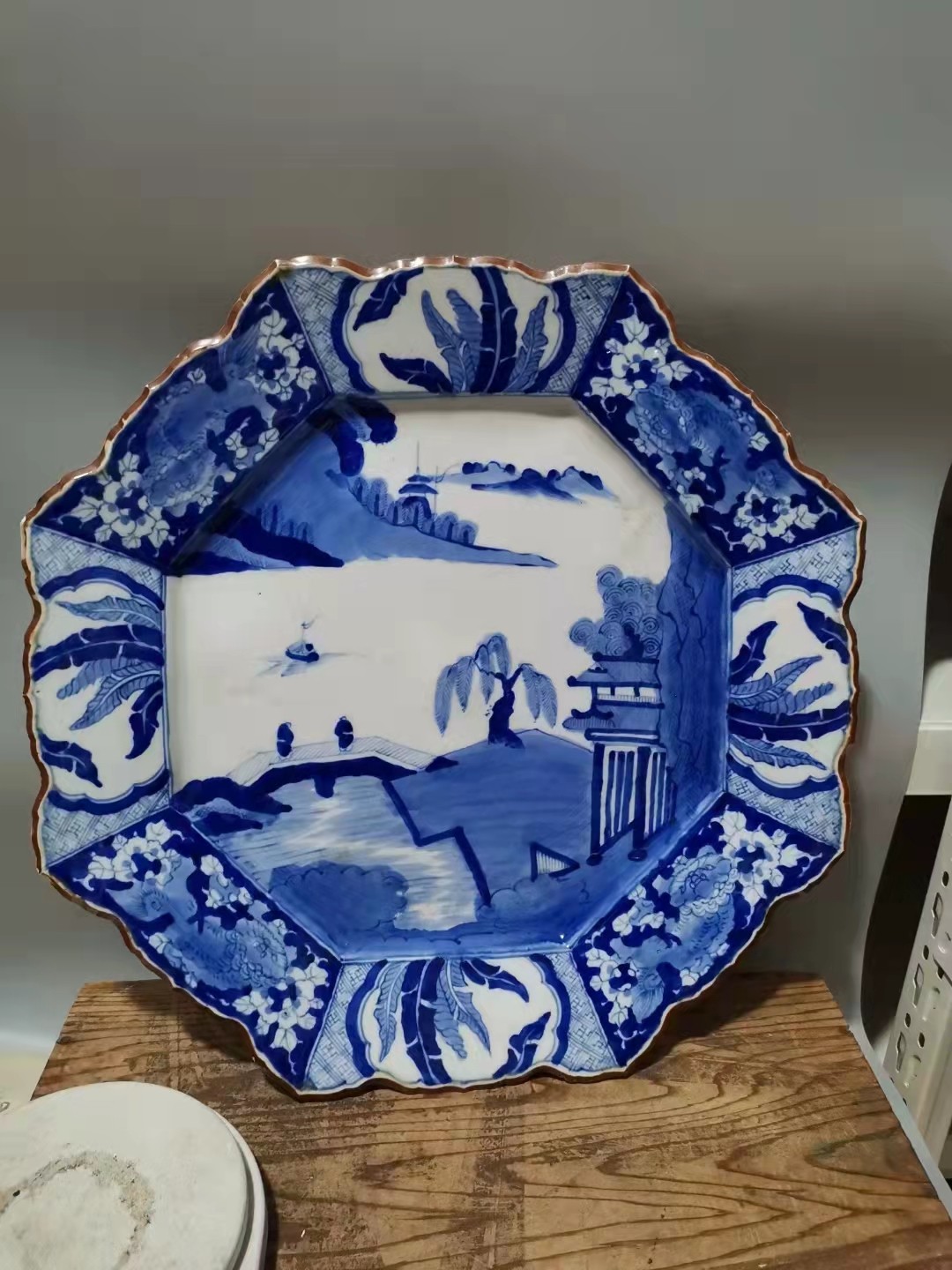 千器雅集—日本回流瓷器臻藏 大正昭和早期（清代民国）满工满绘支钉烧——青花山水人物大赏盘