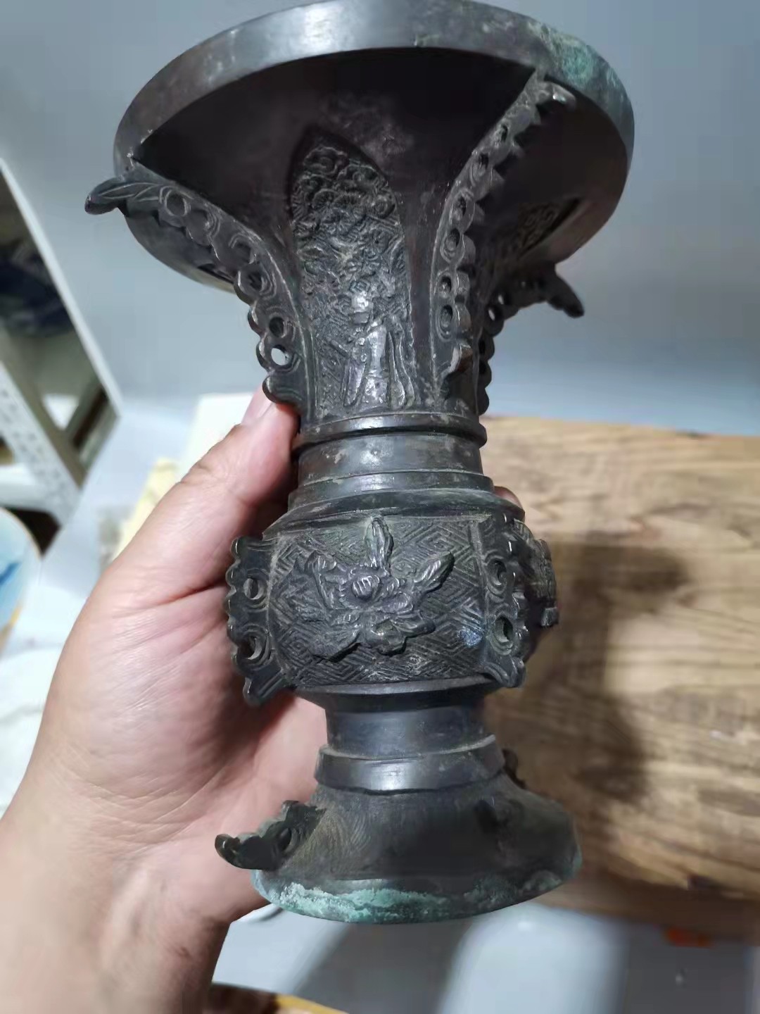 千器雅集—日本回流铜器臻藏 日本回流古董铜器——江户时期浮雕狮子纹青铜觚铜花斛