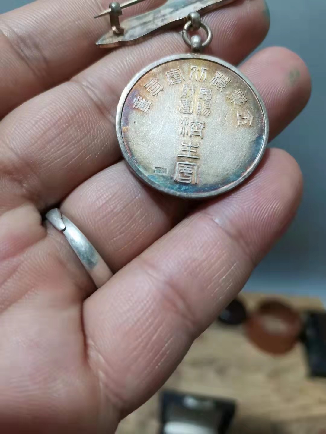 千器雅集—日本回流铜器臻藏 民国时期带纯银标珐琅彩济生会金叶特别会员章