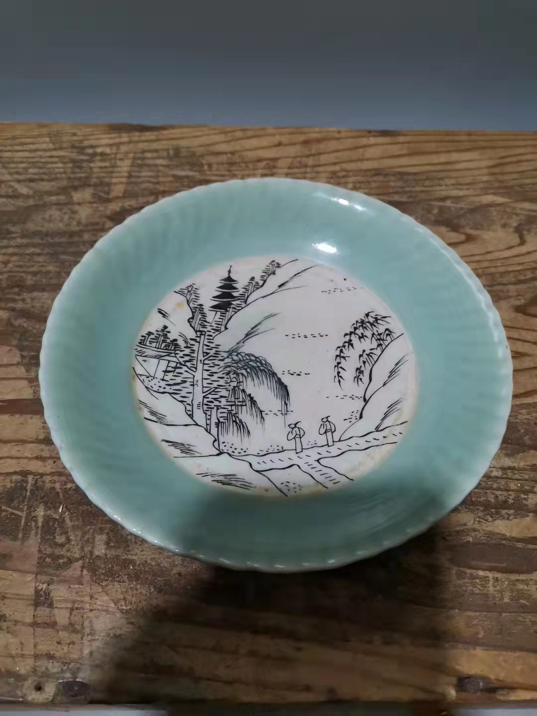 千器雅集—日本回流瓷器臻藏 明治时期豆青釉青瓷墨彩山水高士盘