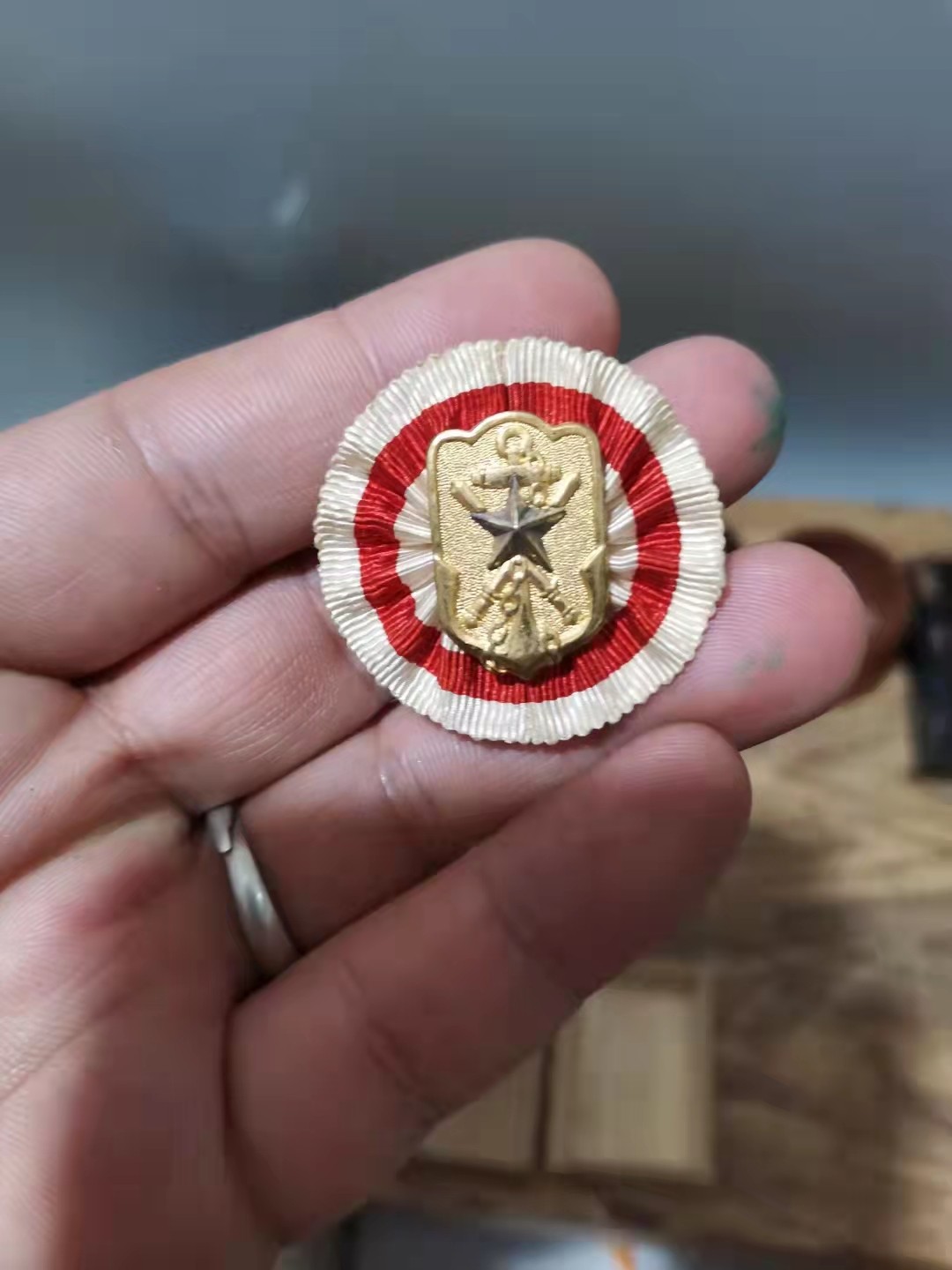 千器雅集—日本回流铜器臻藏 铜镀金带原盒——二战日本在乡军人会名誉会员章