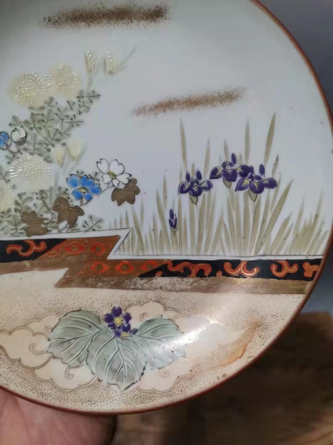 千器雅集—日本回流瓷器臻藏 大正时期（民国时期）描金点金菊花兰花纹饰九谷精品瓷盘