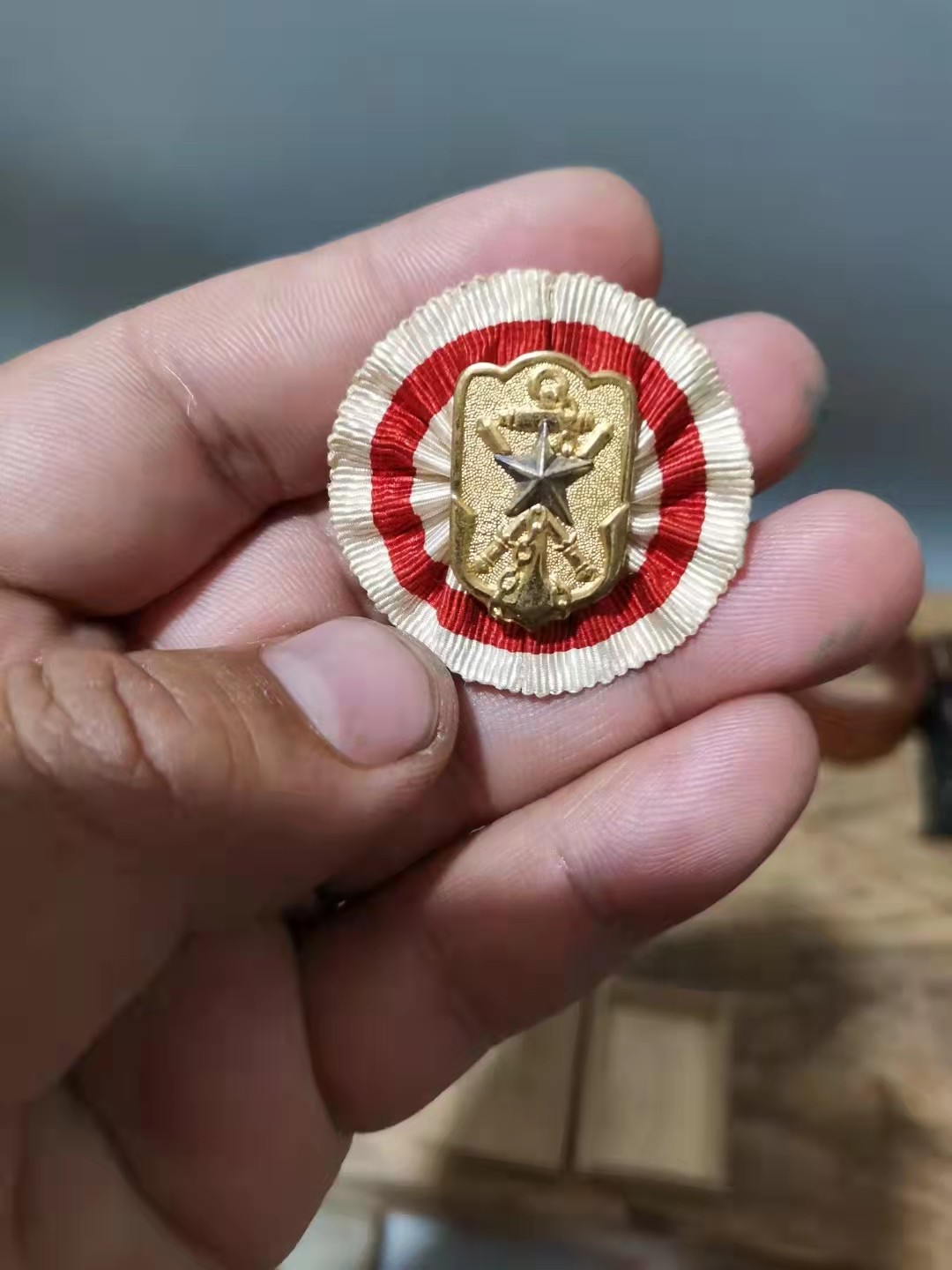 千器雅集—日本回流铜器臻藏 铜镀金带原盒——二战日本在乡军人会名誉会员章