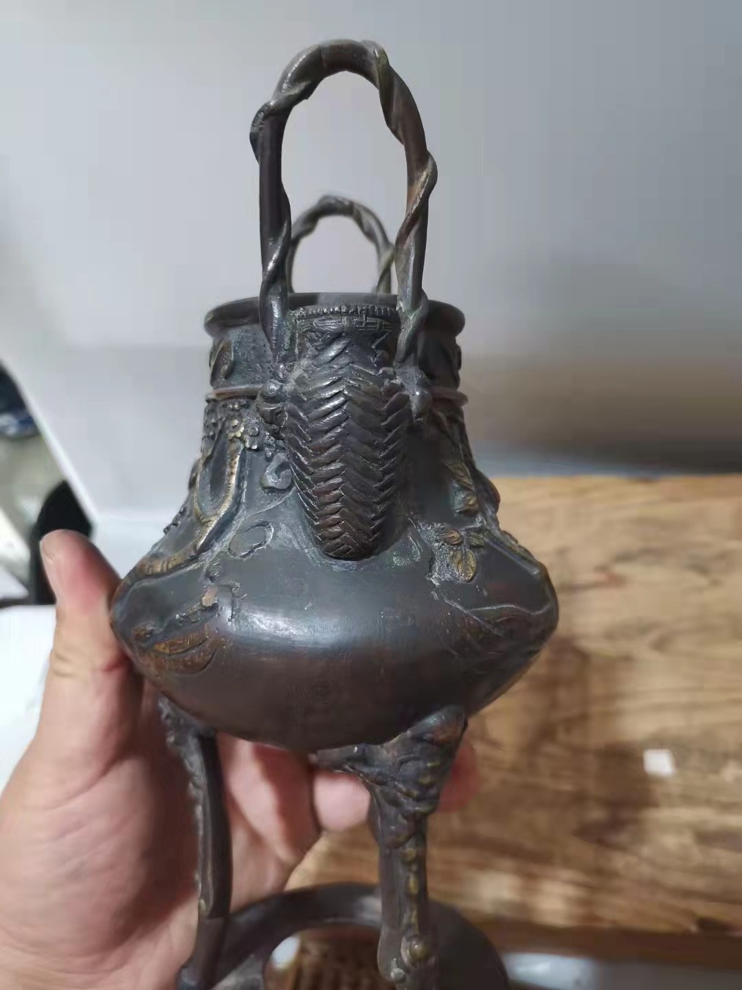 千器雅集—日本回流铜器臻藏 日本回流  昭和时期铜器——浮雕冲天耳三兽腿铜香炉