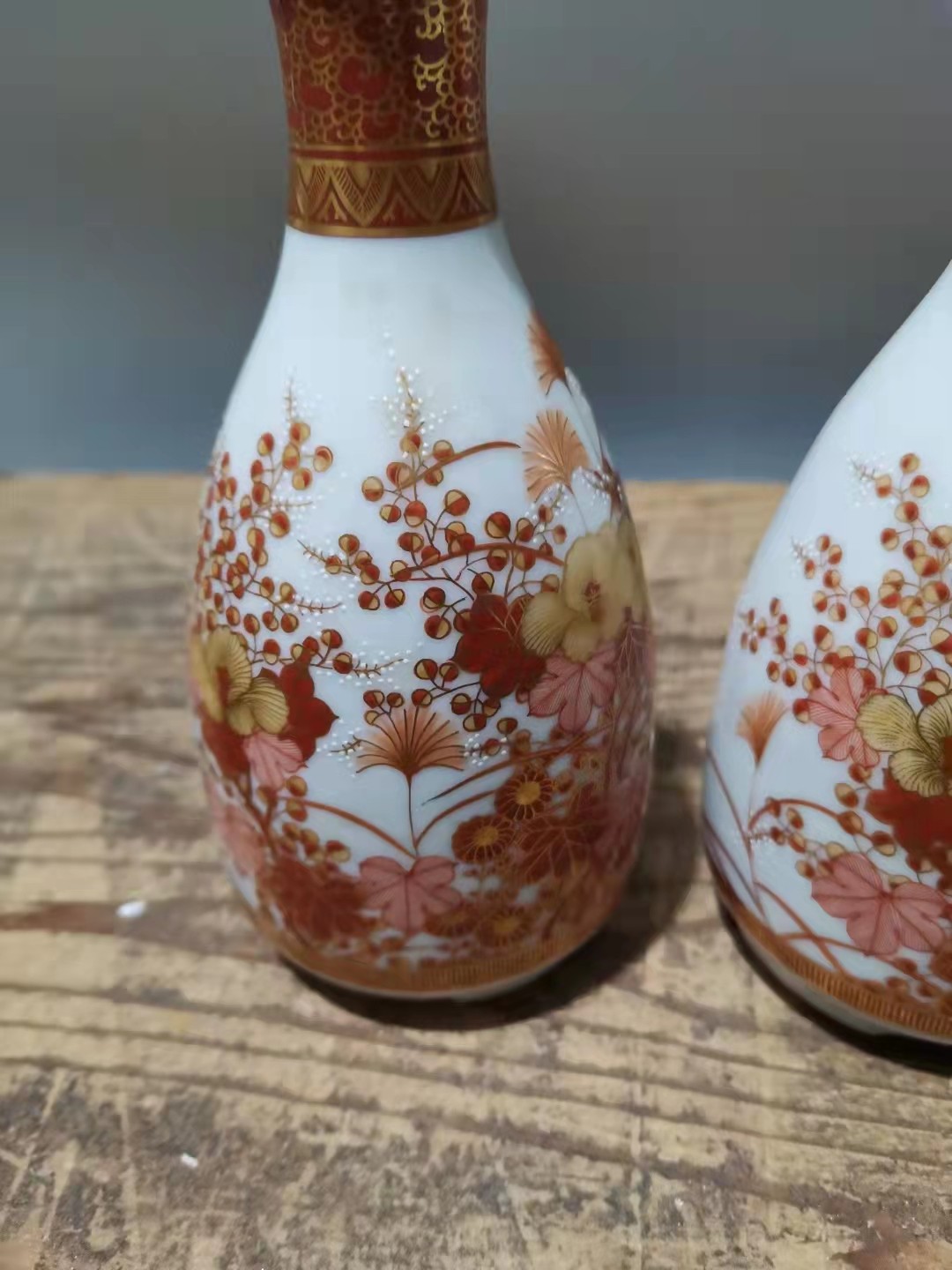 千器雅集—日本回流瓷器臻藏 大正时期（民国早期）手绘描金九谷烧德利酒瓶花瓶一对