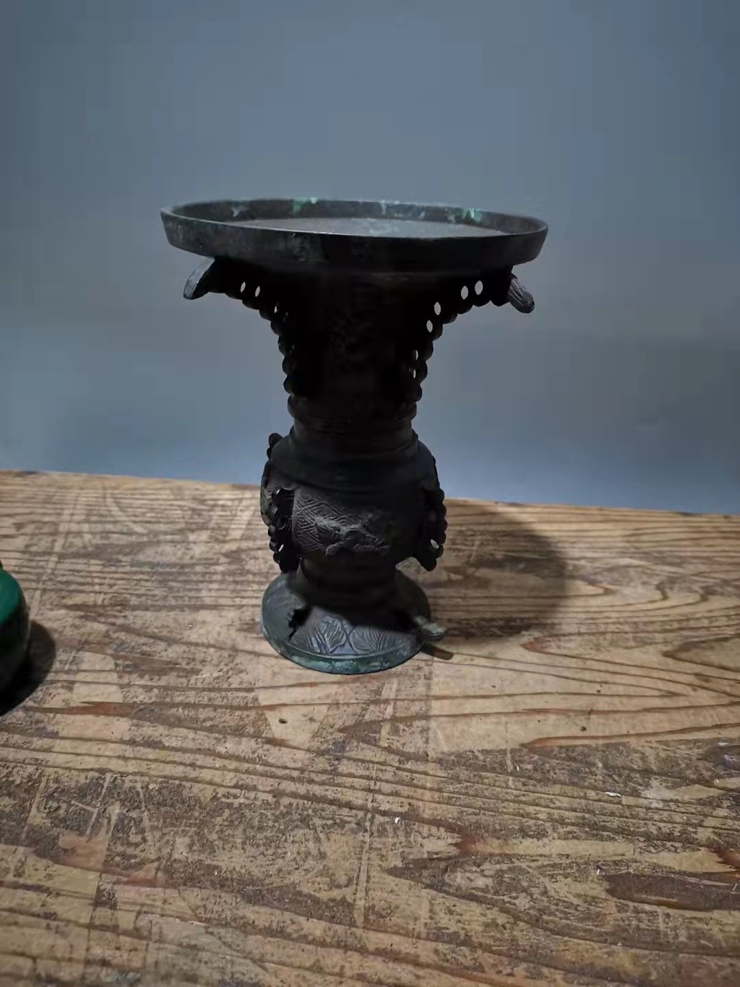 千器雅集—日本回流铜器臻藏 日本回流古董铜器——江户时期浮雕狮子纹青铜觚铜花斛