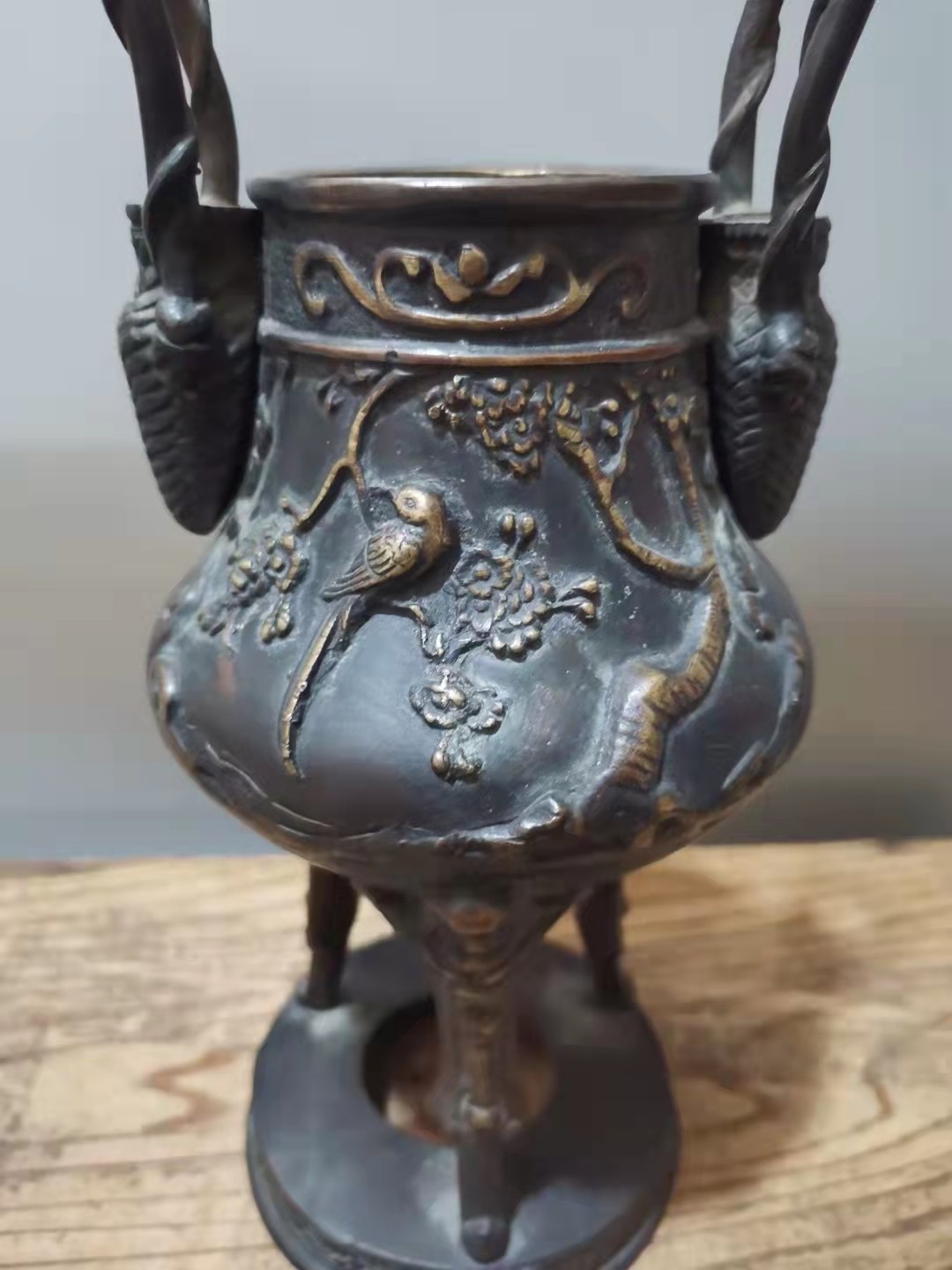 千器雅集—日本回流铜器臻藏 日本回流  昭和时期铜器——浮雕冲天耳三兽腿铜香炉