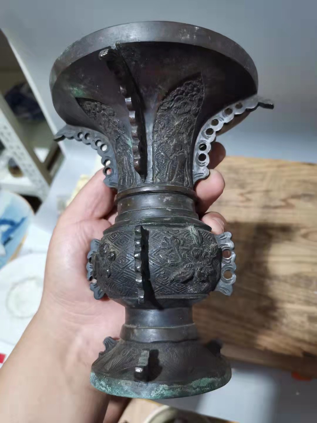 千器雅集—日本回流铜器臻藏 日本回流古董铜器——江户时期浮雕狮子纹青铜觚铜花斛