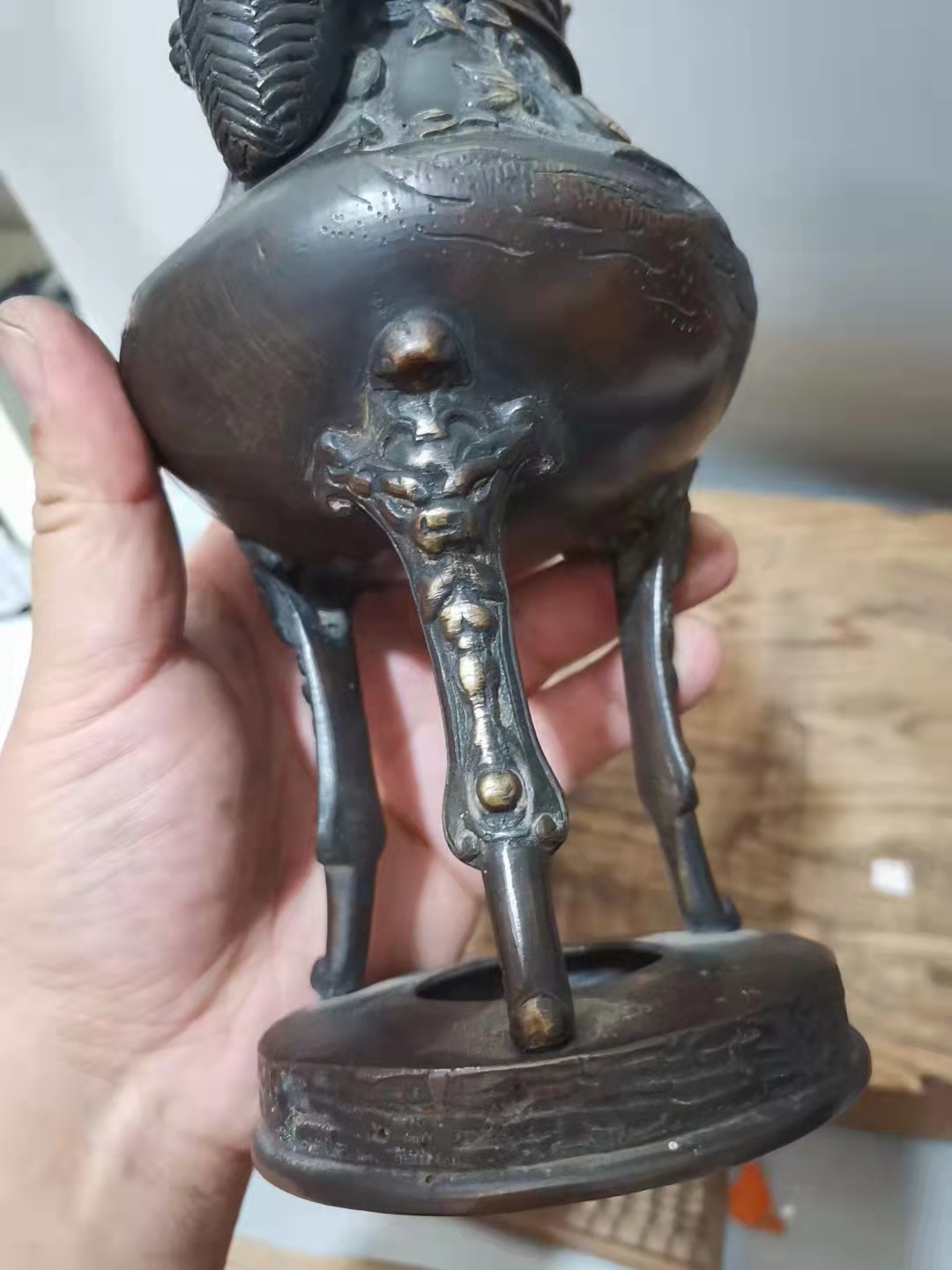 千器雅集—日本回流铜器臻藏 日本回流  昭和时期铜器——浮雕冲天耳三兽腿铜香炉