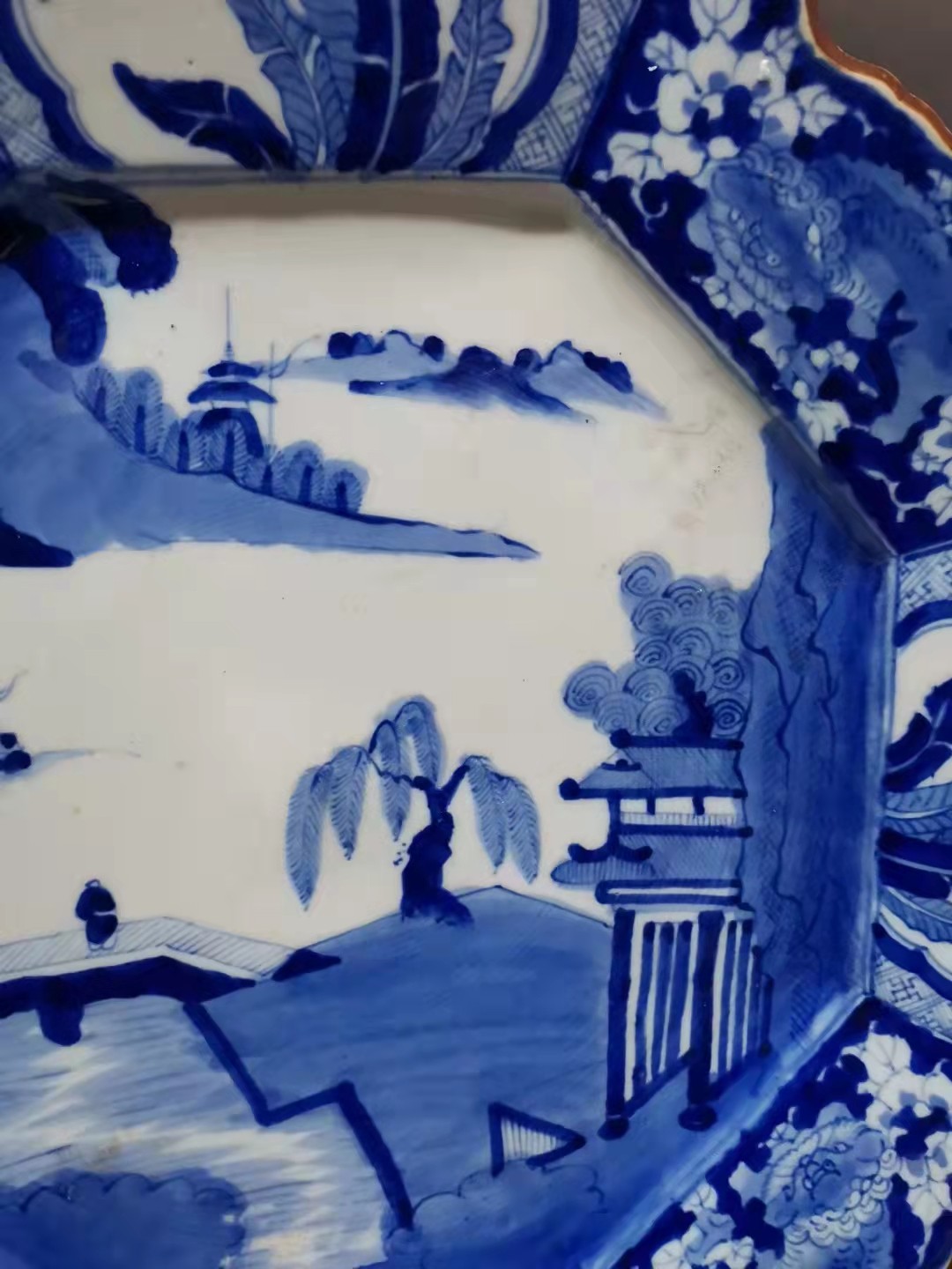 千器雅集—日本回流瓷器臻藏 大正昭和早期（清代民国）满工满绘支钉烧——青花山水人物大赏盘