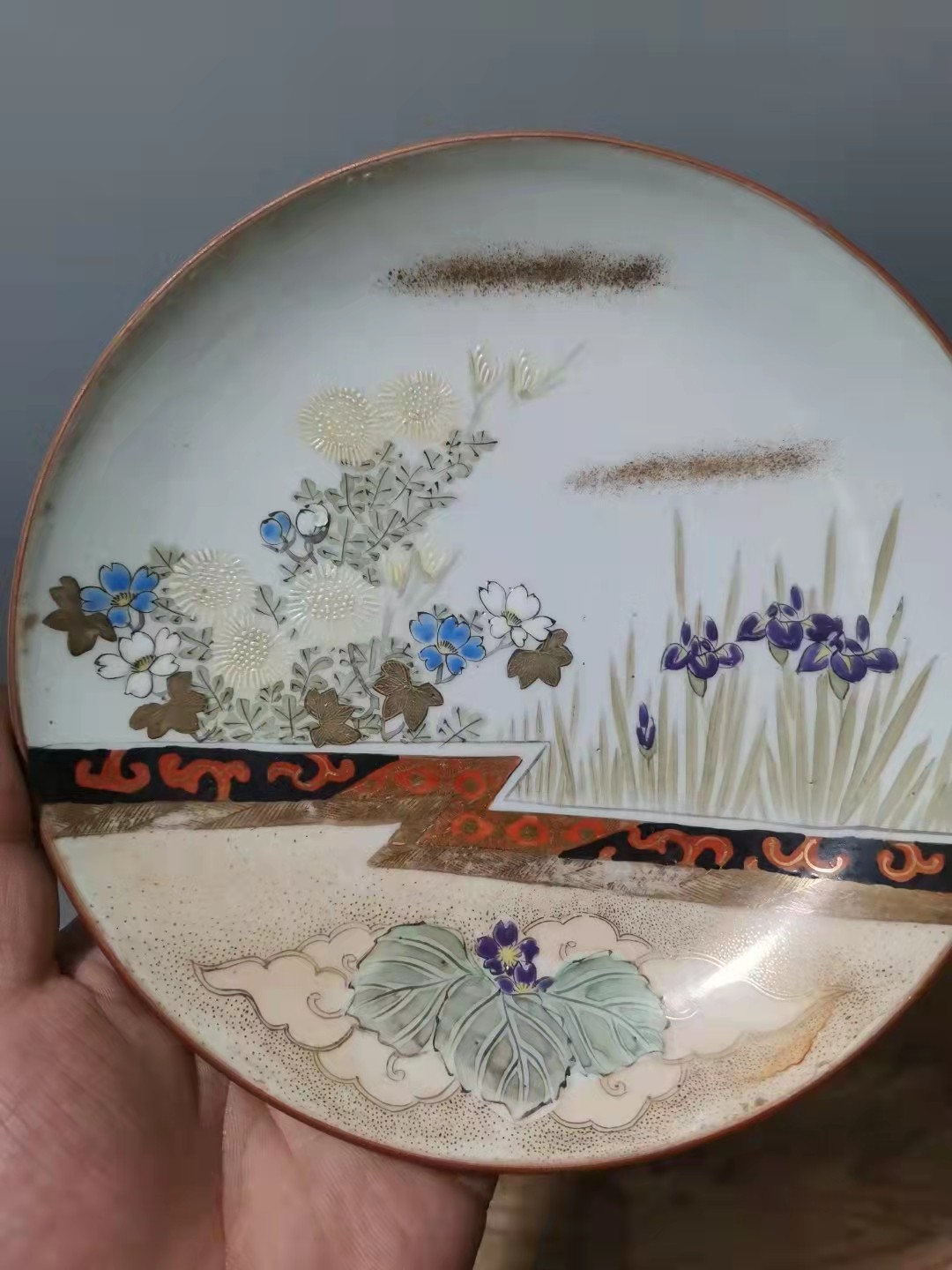 千器雅集—日本回流瓷器臻藏 大正时期（民国时期）描金点金菊花兰花纹饰九谷精品瓷盘