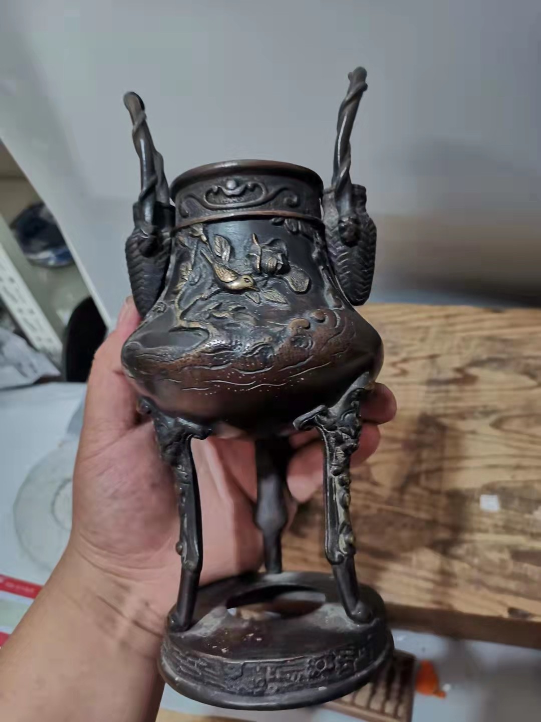 千器雅集—日本回流铜器臻藏 日本回流  昭和时期铜器——浮雕冲天耳三兽腿铜香炉