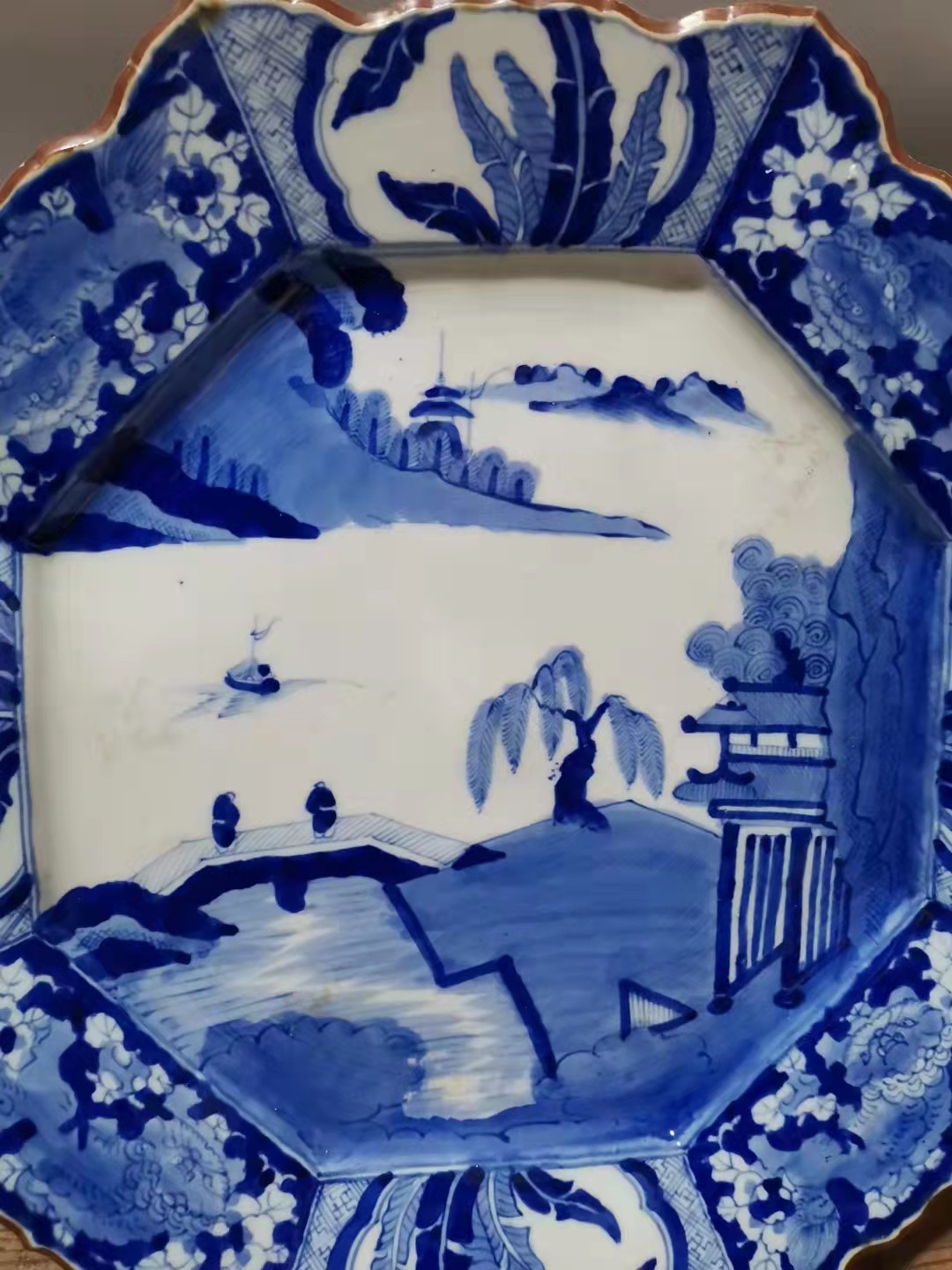 千器雅集—日本回流瓷器臻藏 大正昭和早期（清代民国）满工满绘支钉烧——青花山水人物大赏盘