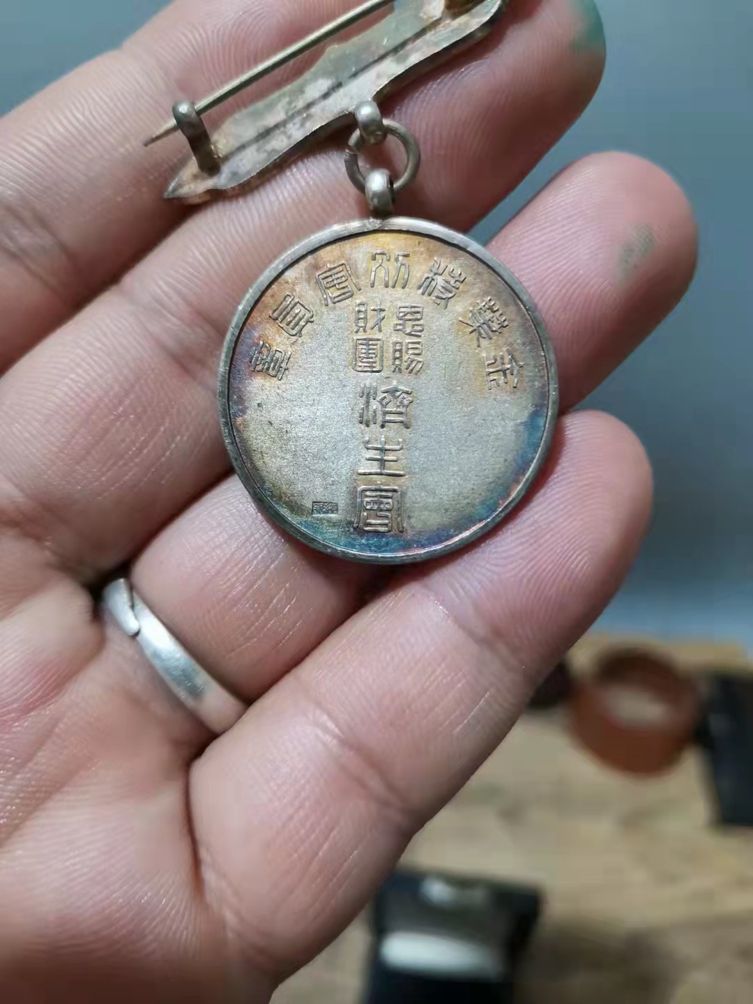 千器雅集—日本回流铜器臻藏 民国时期带纯银标珐琅彩济生会金叶特别会员章