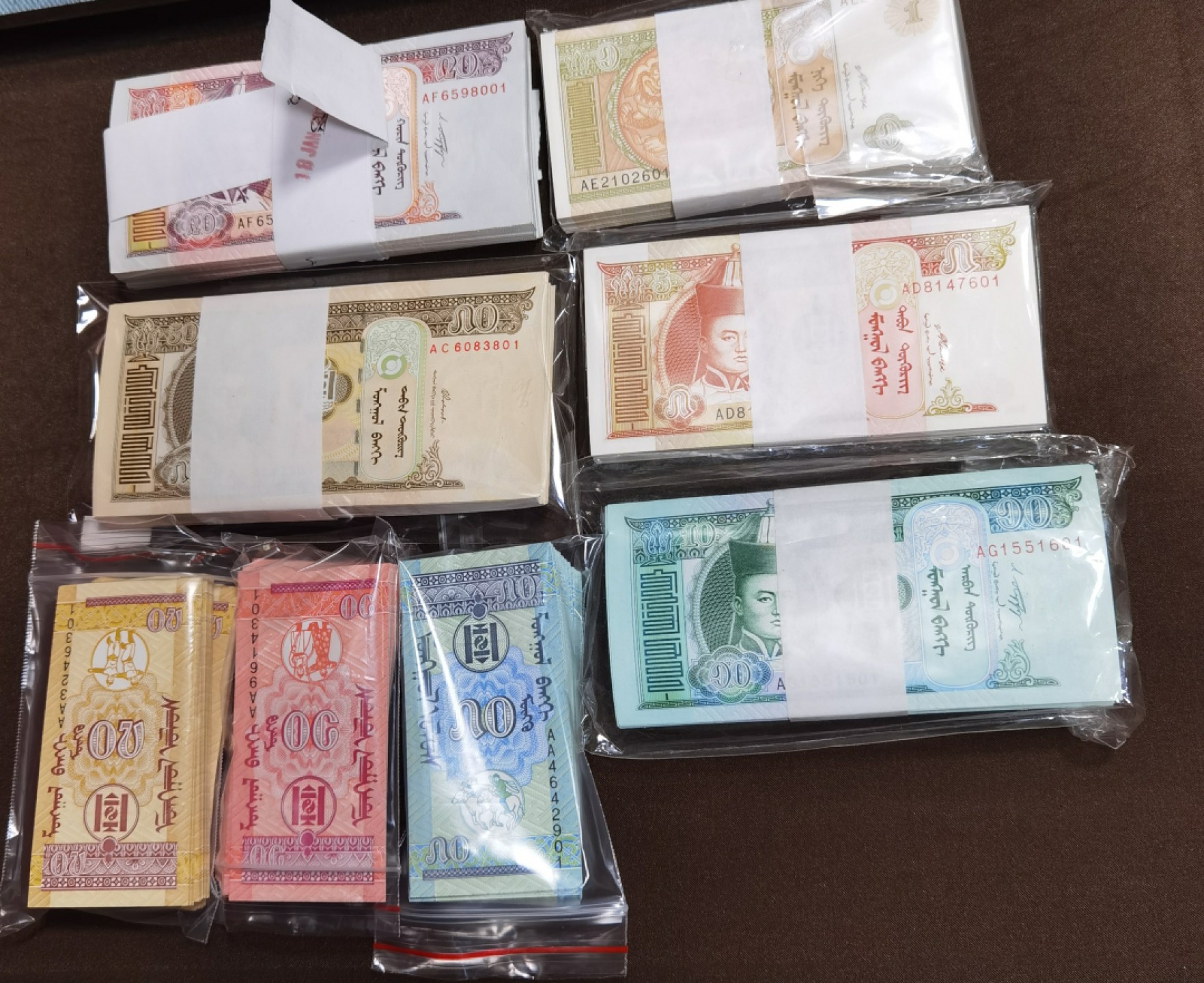 北京马甸外币专卖微拍第七十期，外国纸币专场，陆续上新欢迎关注 蒙古50，20.10，5，1图格里克。50，20，10蒙戈纸币100套，除50蒙戈外全部是百張连号，蒙戈为首发AA版少见