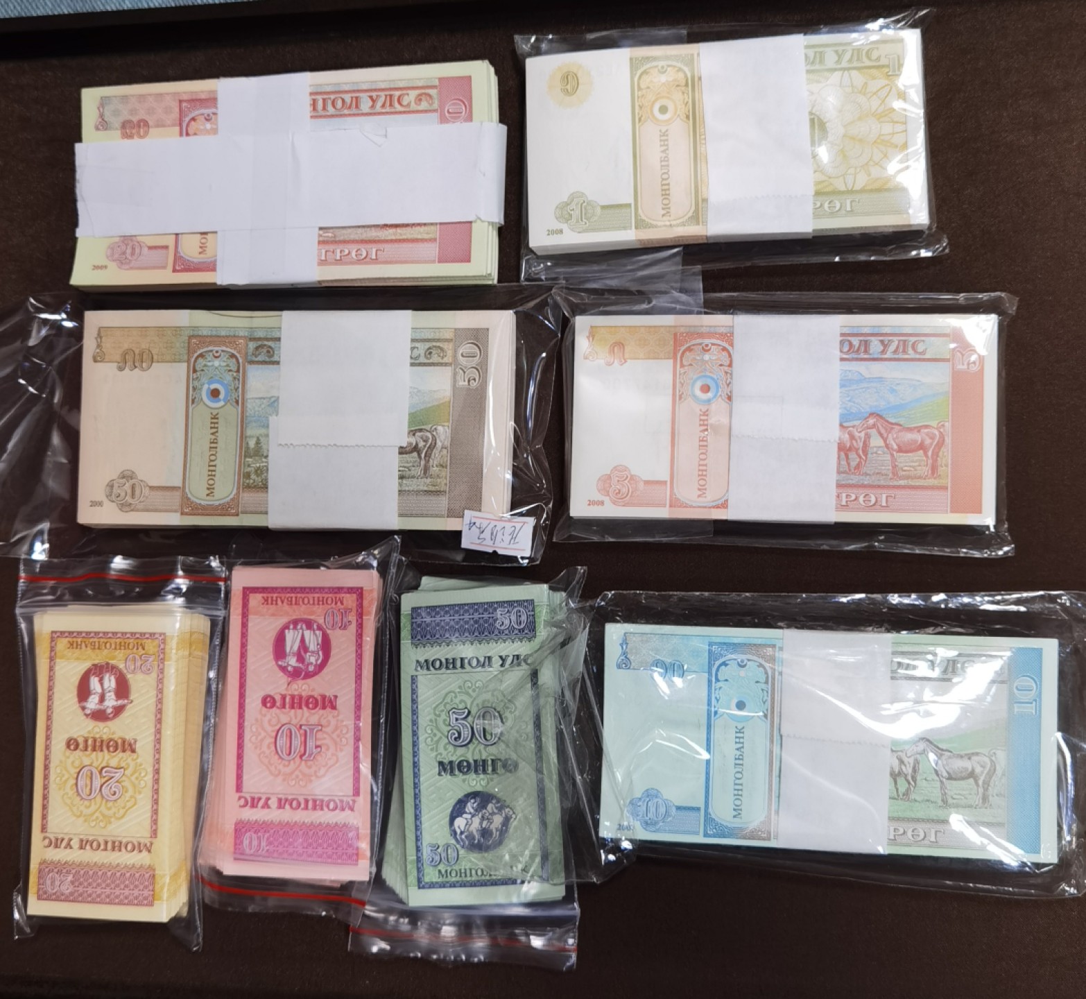 北京马甸外币专卖微拍第七十期，外国纸币专场，陆续上新欢迎关注 蒙古50，20.10，5，1图格里克。50，20，10蒙戈纸币100套，除50蒙戈外全部是百張连号，蒙戈为首发AA版少见