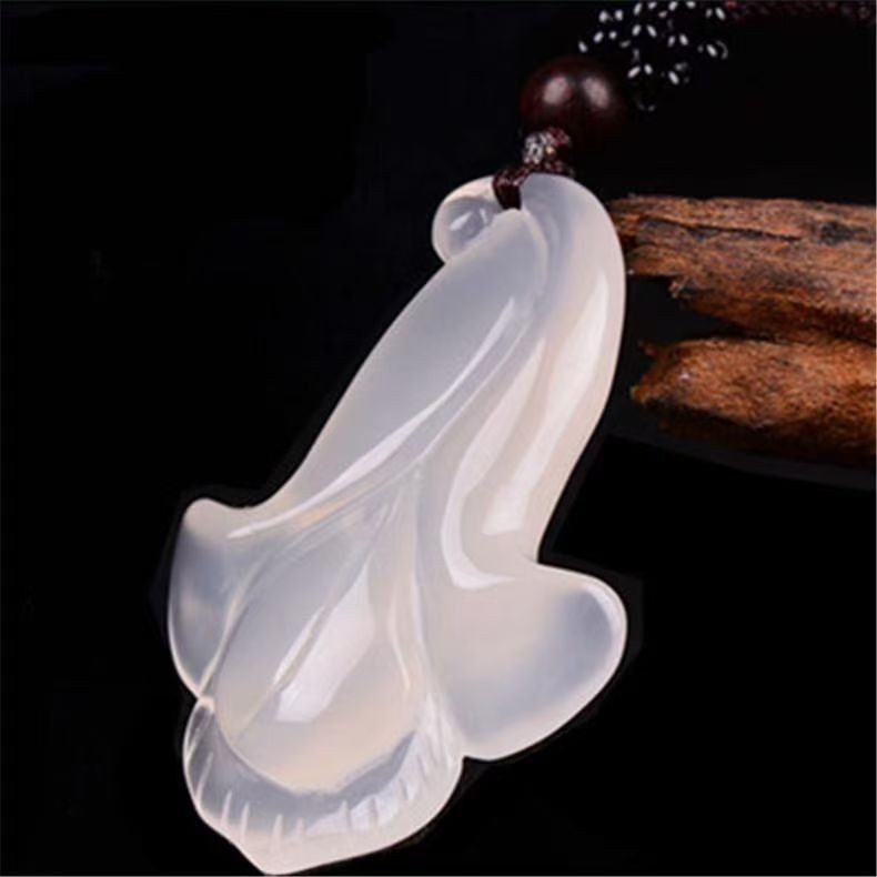 新品天然巴西玉髓挂件冰种白玉髓兰花吊坠冰润透亮玉白菜玉佩