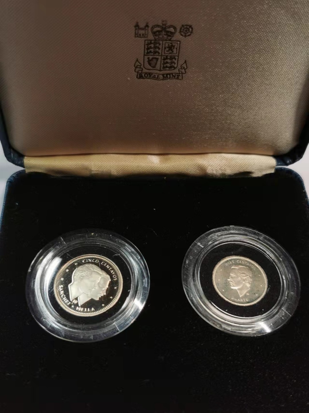 欧罗巴与亚细亚的春天奏鸣曲—凡希社世界钱币微拍第一百九十期 1983多米尼加PS精铸两枚套原盒 稀见品种！