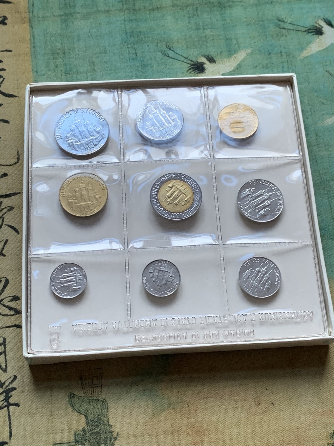 《竞宝斋》第37场-周日 首场自动拍卖 2件或者满200包顺丰 原盒证书 圣马力诺1984年 8枚封装 500里拉是银币 完美状态