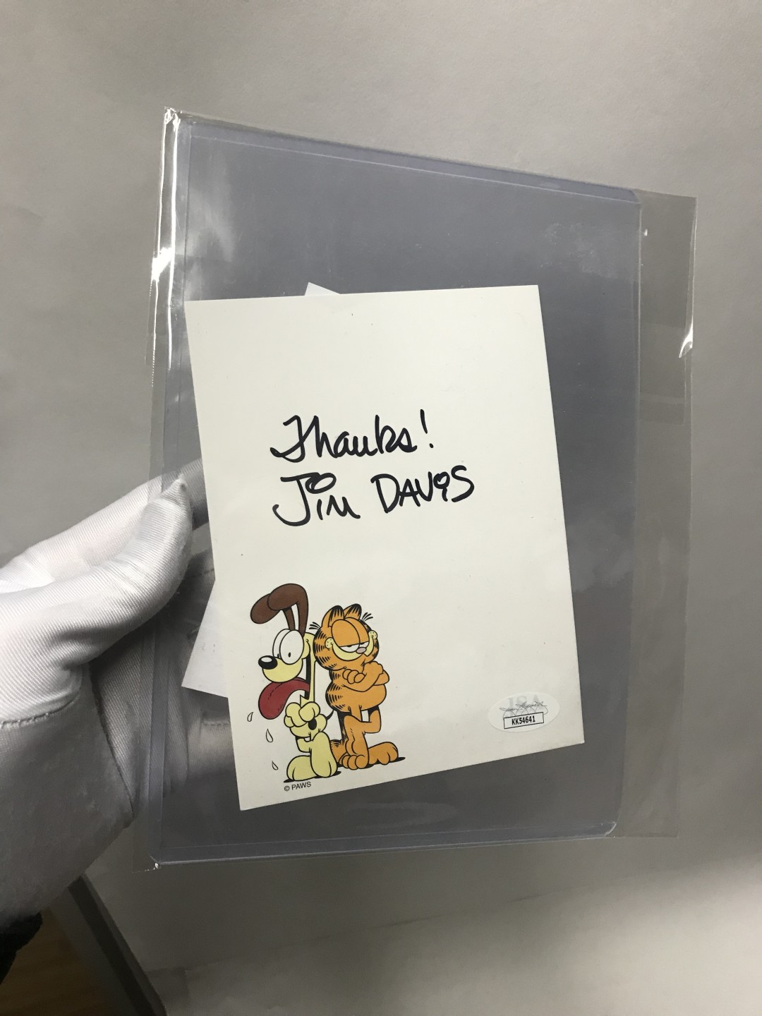 零元拍：重磅收藏：《加菲猫》之父吉姆戴维斯亲笔签名画，JSA鉴定认证含证书 。25年来，在全球2600份报纸连环漫画专栏、两亿六千万读者，是历史上最受欢迎的漫画角色之一。《2020福布斯美国富豪榜》第85位，老爷子已经78岁高龄，收藏要趁早