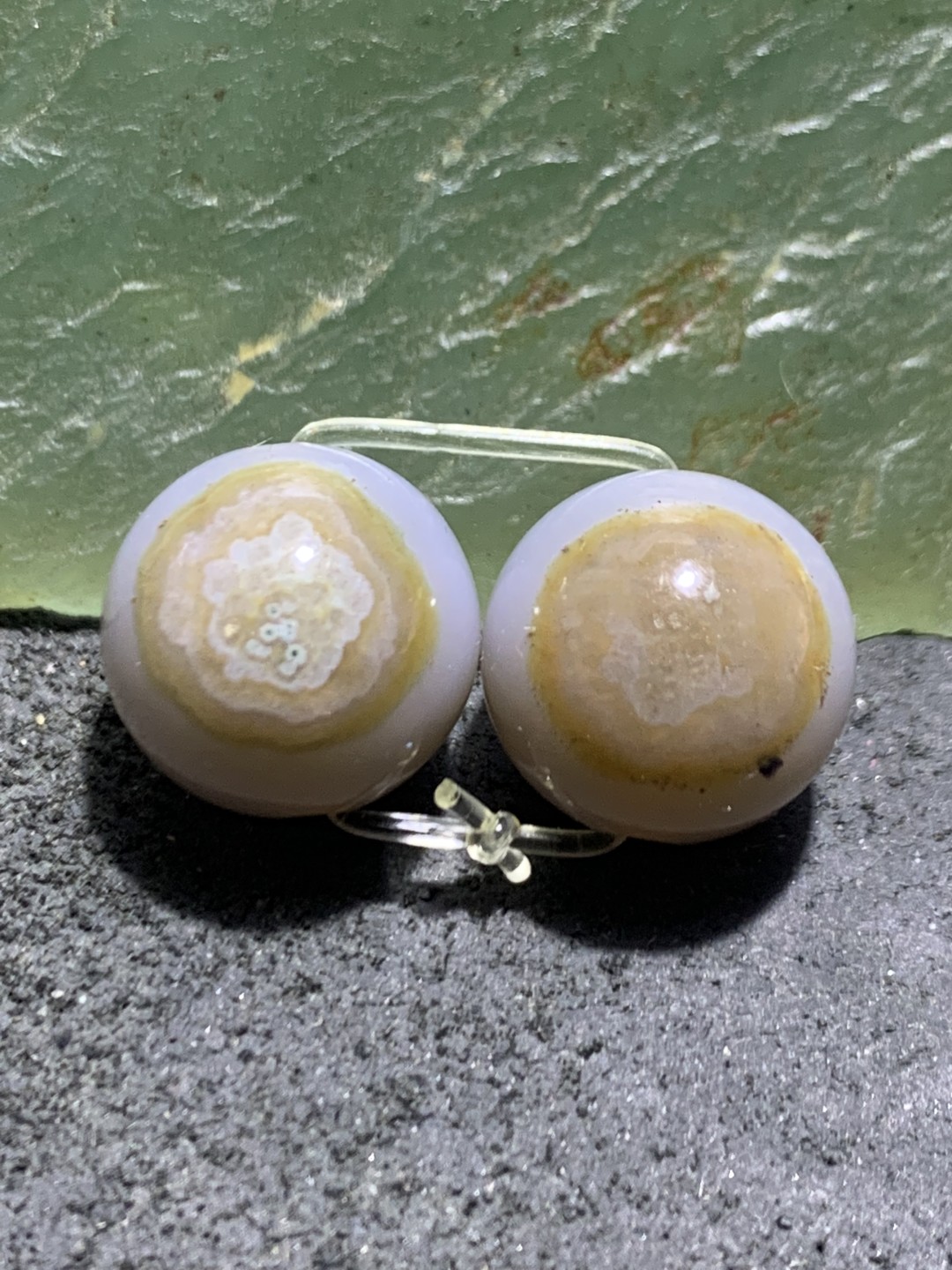天然绿草玛瑙天眼腰珠一对，