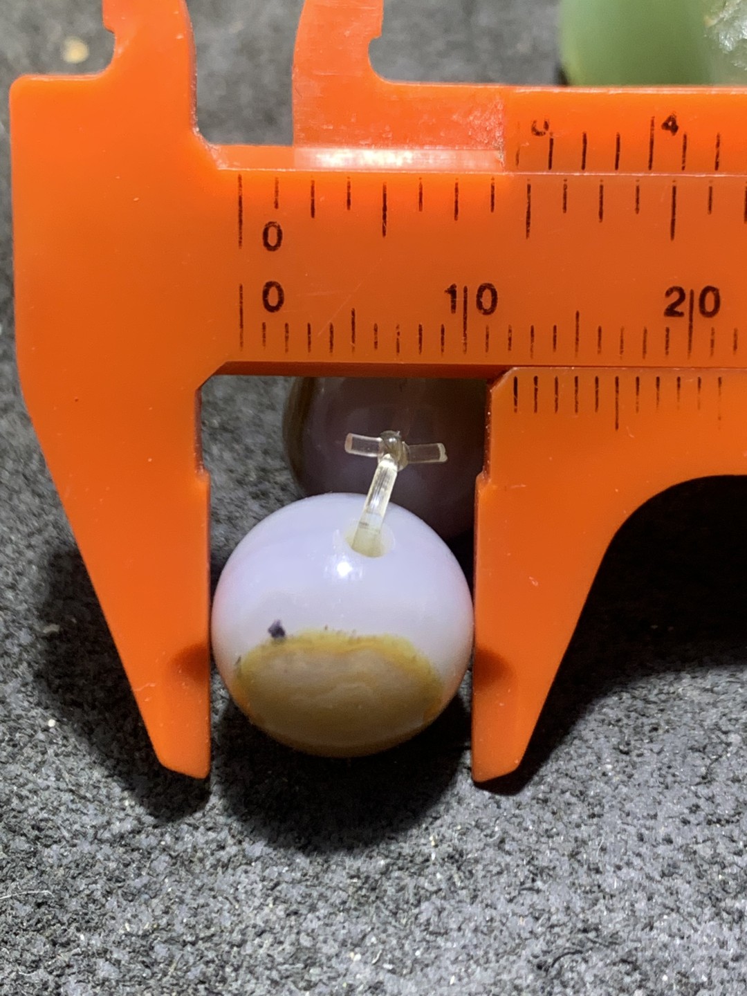 天然绿草玛瑙天眼腰珠一对，