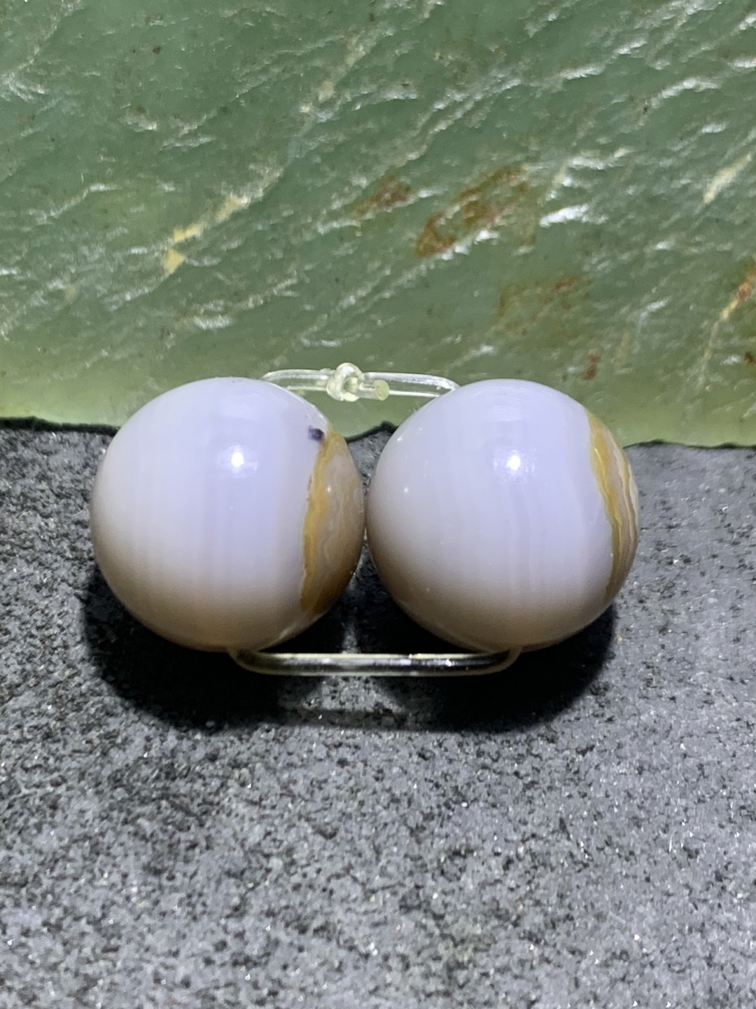 天然绿草玛瑙天眼腰珠一对，