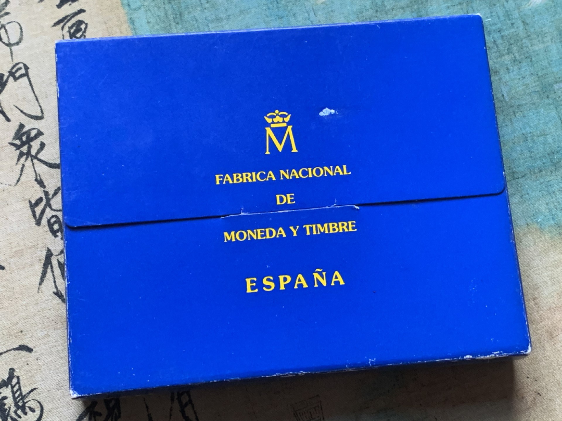 《竞宝斋》第37场-周日 首场自动拍卖 2件或者满200包顺丰 原蓝盒证书西班牙 1995年 特立尼达战舰 10000比塞塔 精制大银币168.75克