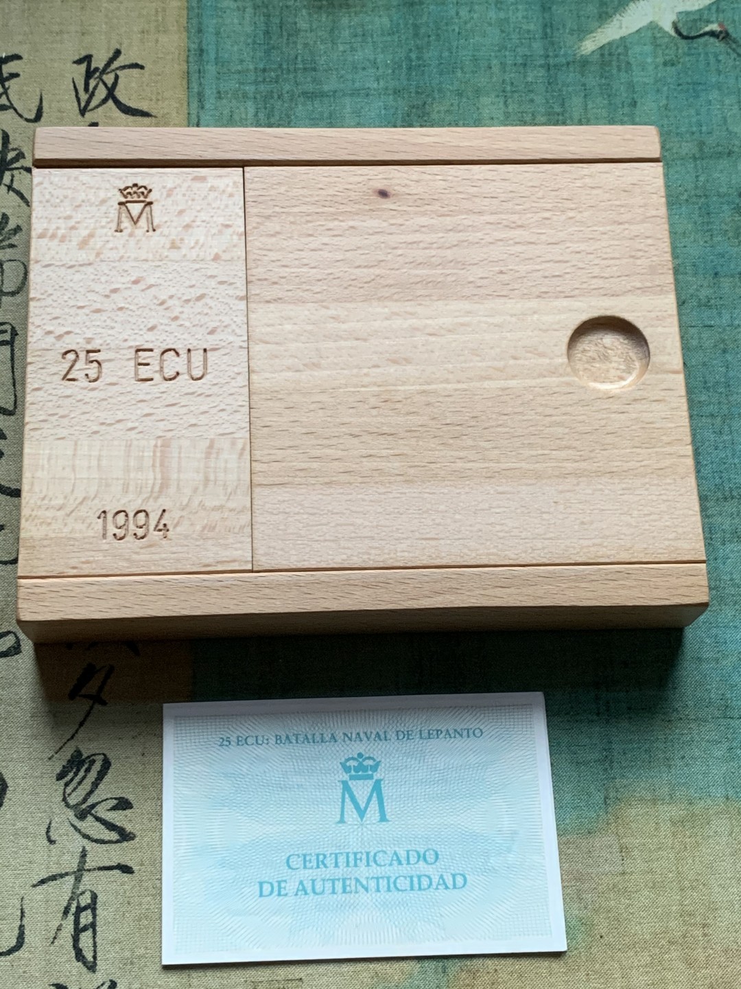 《竞宝斋》第37场-周日 首场自动拍卖 2件或者满200包顺丰 原蓝盒证书 西班牙 1994年 阿尔卡拉大学 10000比塞塔 精制大银币168.75克