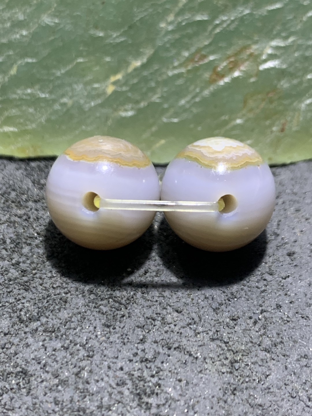 天然绿草玛瑙天眼腰珠一对，