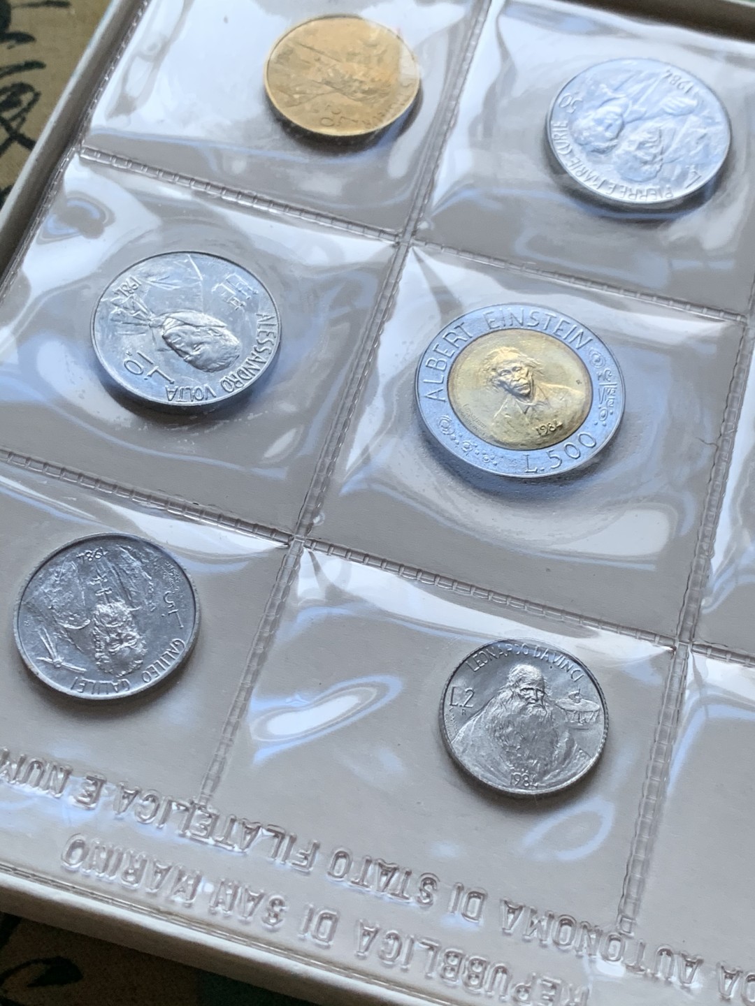 《竞宝斋》第37场-周日 首场自动拍卖 2件或者满200包顺丰 原盒证书 圣马力诺1984年 8枚封装 500里拉是银币 完美状态