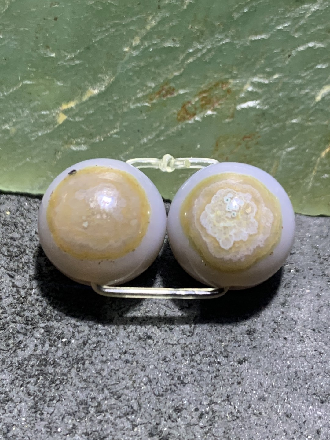 天然绿草玛瑙天眼腰珠一对，