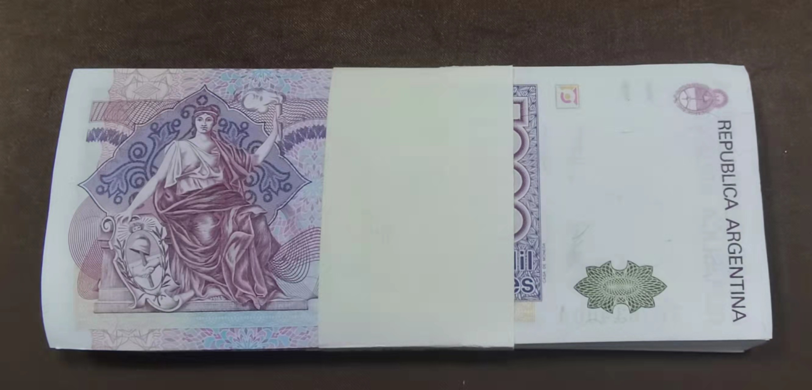 北京马甸外币专卖微拍第七十期，外国纸币专场，陆续上新欢迎关注 阿根廷1000，百张连号