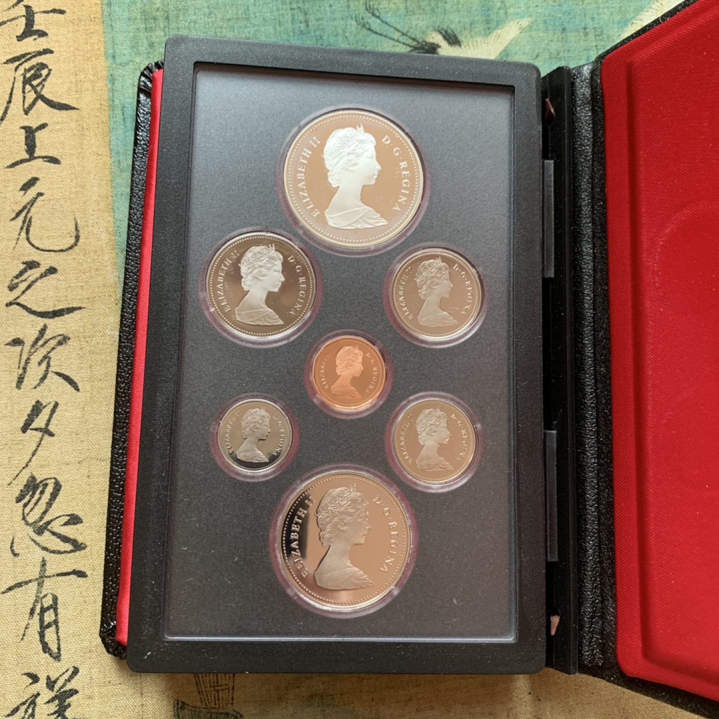 《竞宝斋》第37场-周日 首场自动拍卖 2件或者满200包顺丰 原装加拿大1983年大学生运动会纪念7枚装精制币 大枚一元是银币