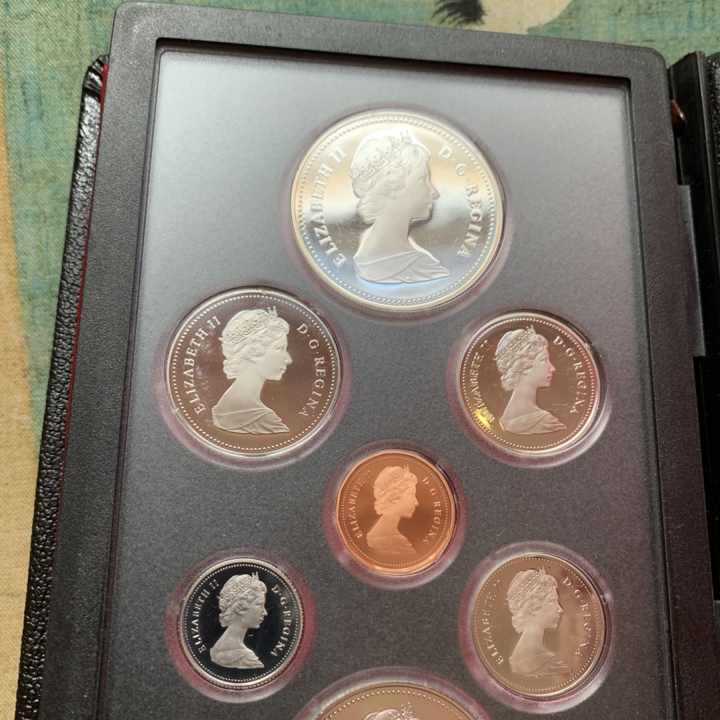 《竞宝斋》第37场-周日 首场自动拍卖 2件或者满200包顺丰 原装加拿大1983年大学生运动会纪念7枚装精制币 大枚一元是银币