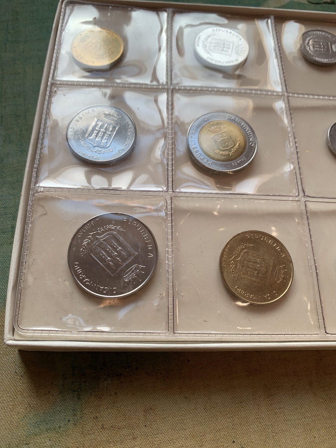 《竞宝斋》第37场-周日 首场自动拍卖 2件或者满200包顺丰 原盒证书 圣马力诺1983年 8枚封装 500里拉是银币 完美状态