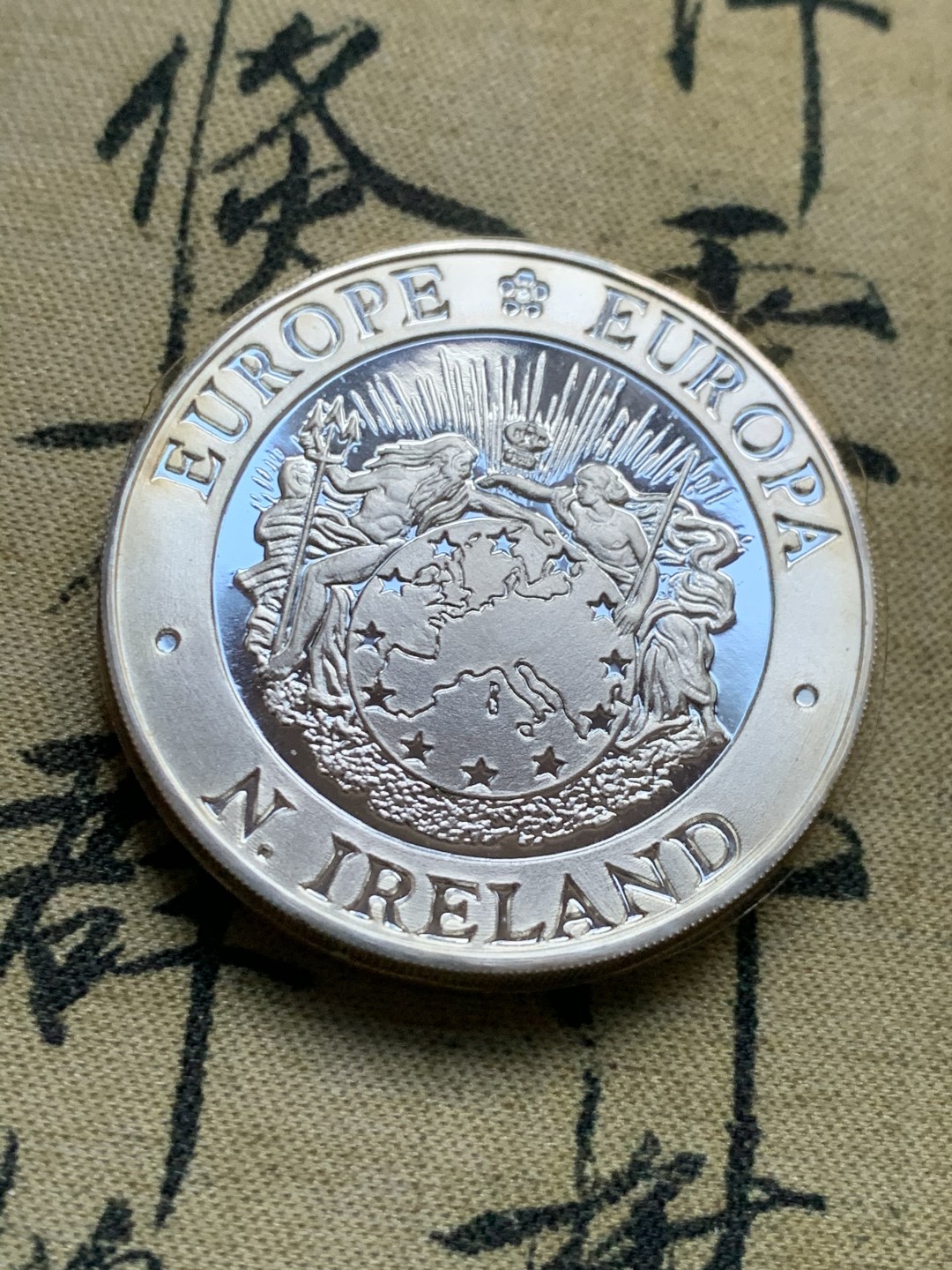 《竞宝斋》第37场-周日 首场自动拍卖 2件或者满200包顺丰 925银 47克超厚精制大银币  蓝盒证书北爱尔兰1992年美女竖琴 加厚PIEDFORT 25ECU