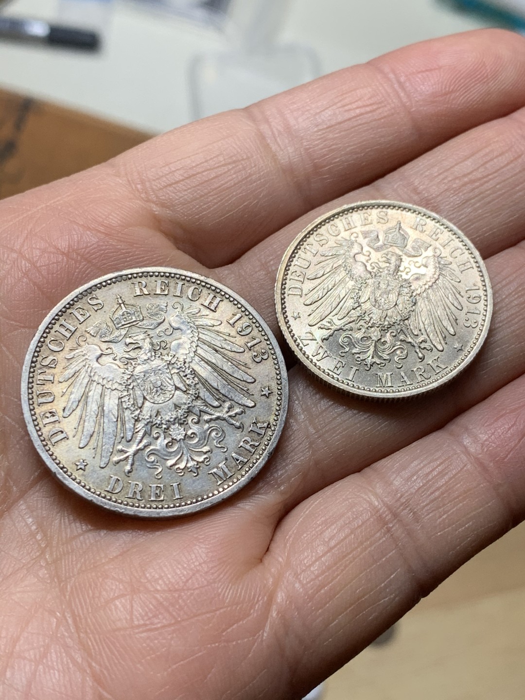 《竞宝斋》第36场-本周日 （全场顺丰包邮） （两枚一组）德国威廉二世登基25周年戎装花枝版2、3马克（1913），裸币好品。