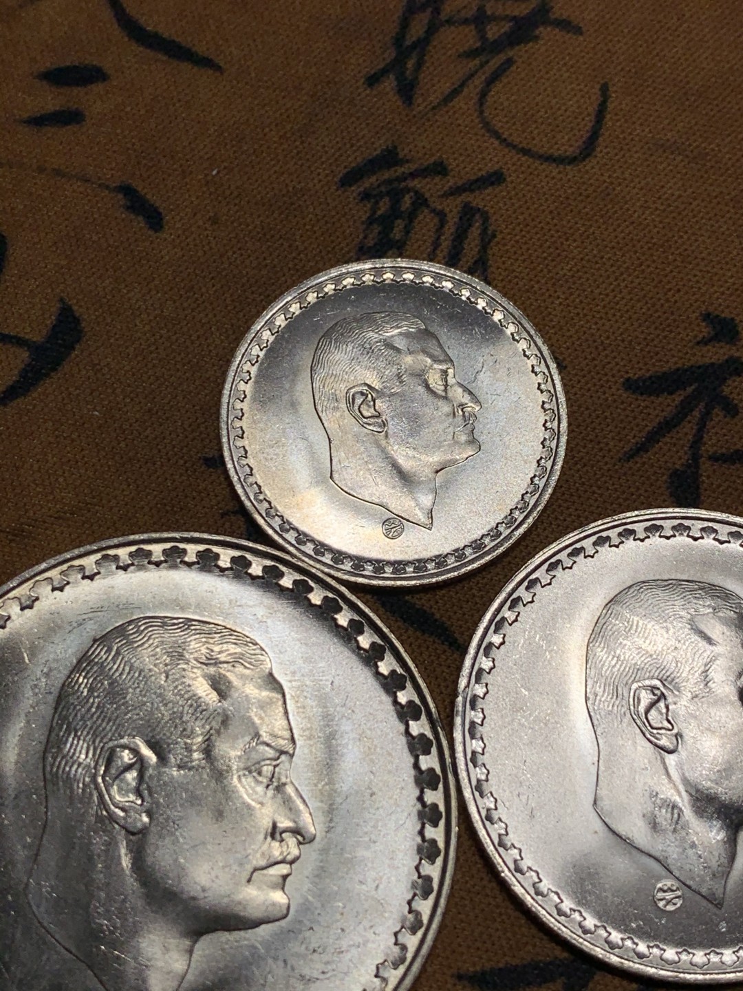 《竞宝斋》第36场-本周日 （全场顺丰包邮） 埃及1970年纳赛尔25皮阿斯特、50皮阿斯特、1镑银币三枚套43.3克总重