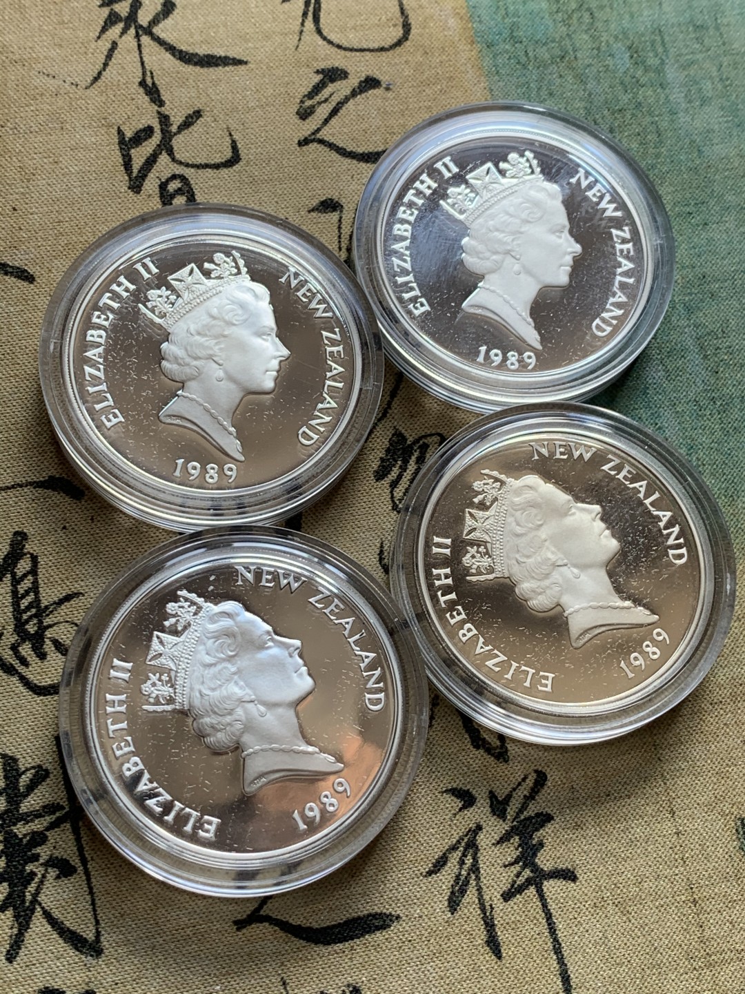 《竞宝斋》第37场-周日 首场自动拍卖 2件或者满200包顺丰 原盒证书4枚套 新西兰 1990年 英联邦奥运会 1元 精制PROOF银币 单枚27.21克 92.5%银